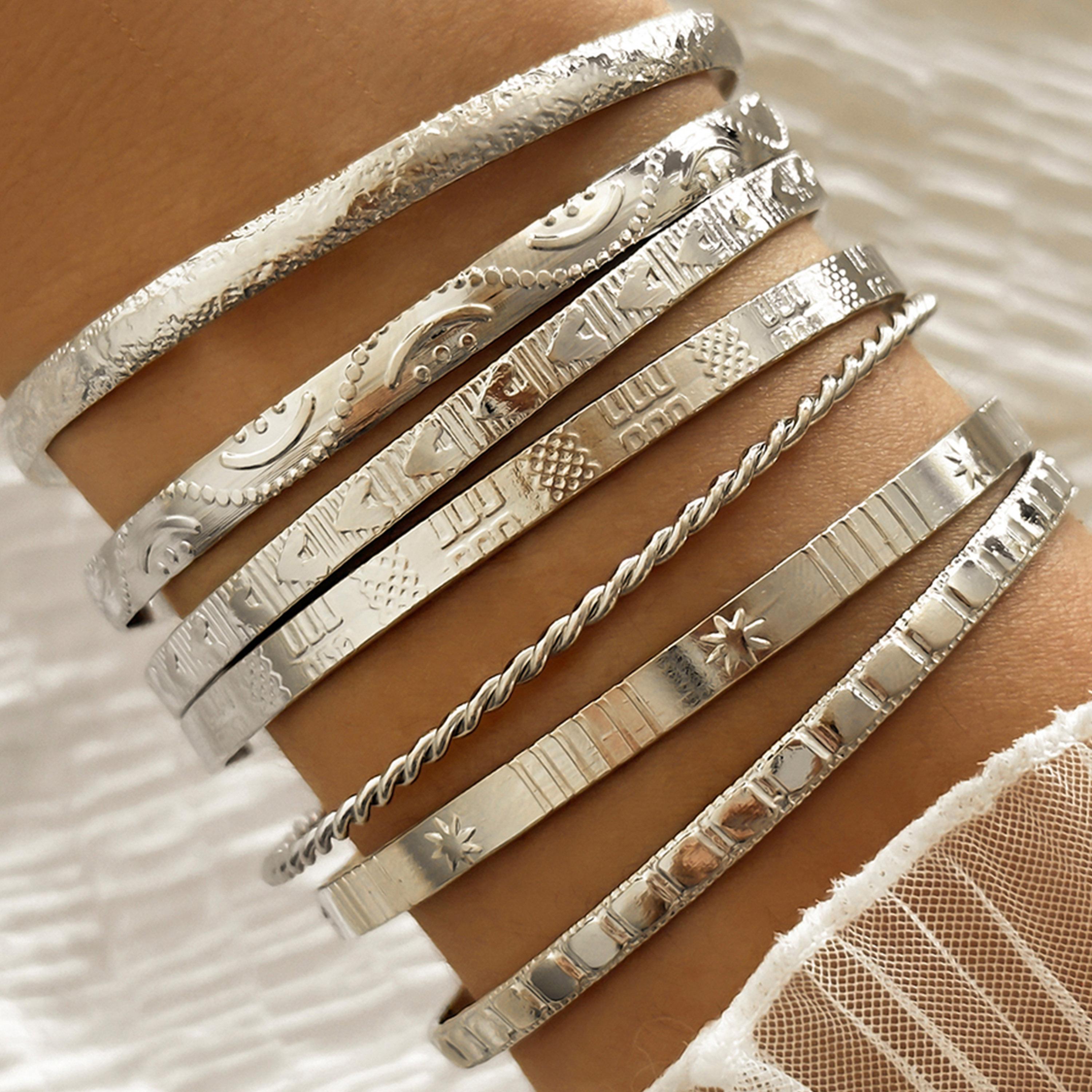 تيك تو - مجموعة من 7 أساور مطروقة ومزخرفة-women-watchesandjewellery-jewellery-banglesandbracelets-image-2