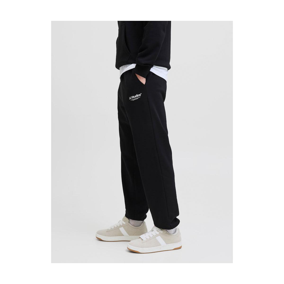 جوغر بطبعة شعار الماركة وقصة مريحة-men-clothing-bottoms-joggers-image-3