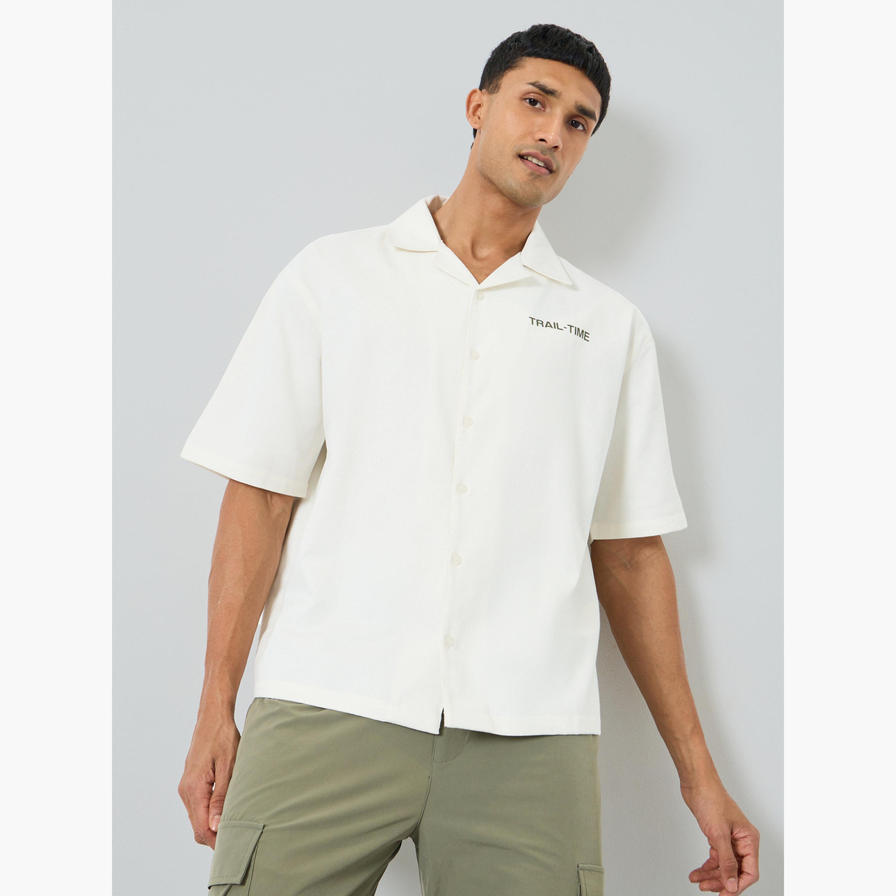 قميص بطبعة جرافيك وأكمام قصيرة-men-clothing-shirts-image-1