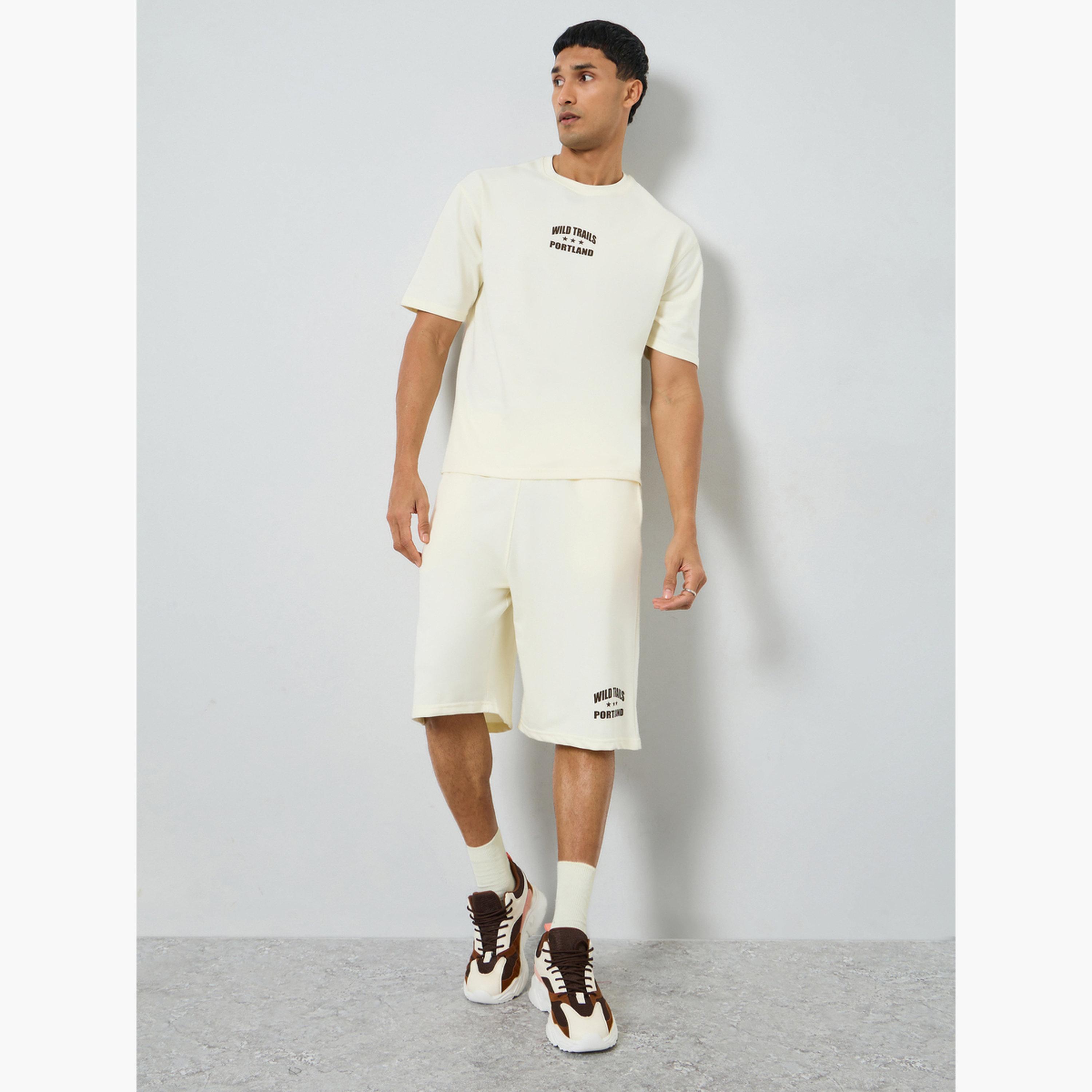 طقم منسق من تيشيرت وشورت بقصة واسعة وطبعة صغيرة للرجال-men-clothing-coordsets-image-1