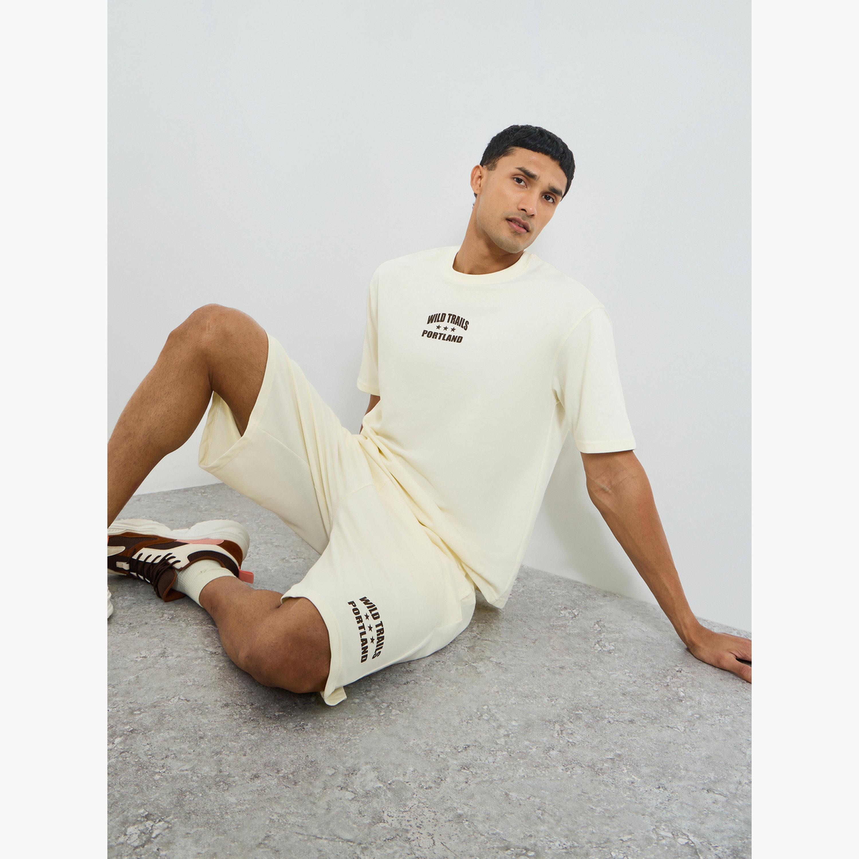 طقم منسق من تيشيرت وشورت بقصة واسعة وطبعة صغيرة للرجال-men-clothing-coordsets-image-3