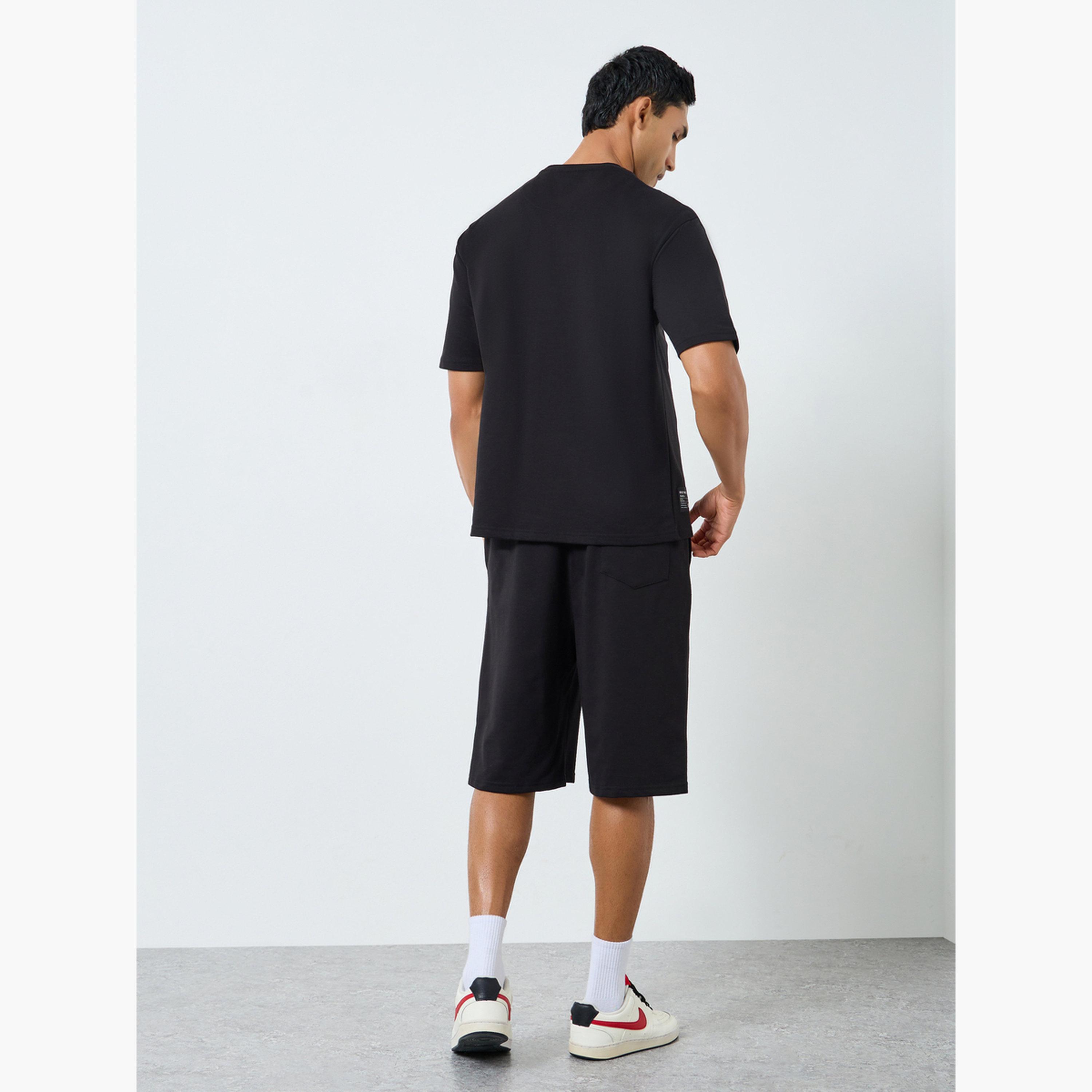 طقم منسق من تيشيرت وشورت بقصة واسعة للرجال-men-clothing-coordsets-image-5