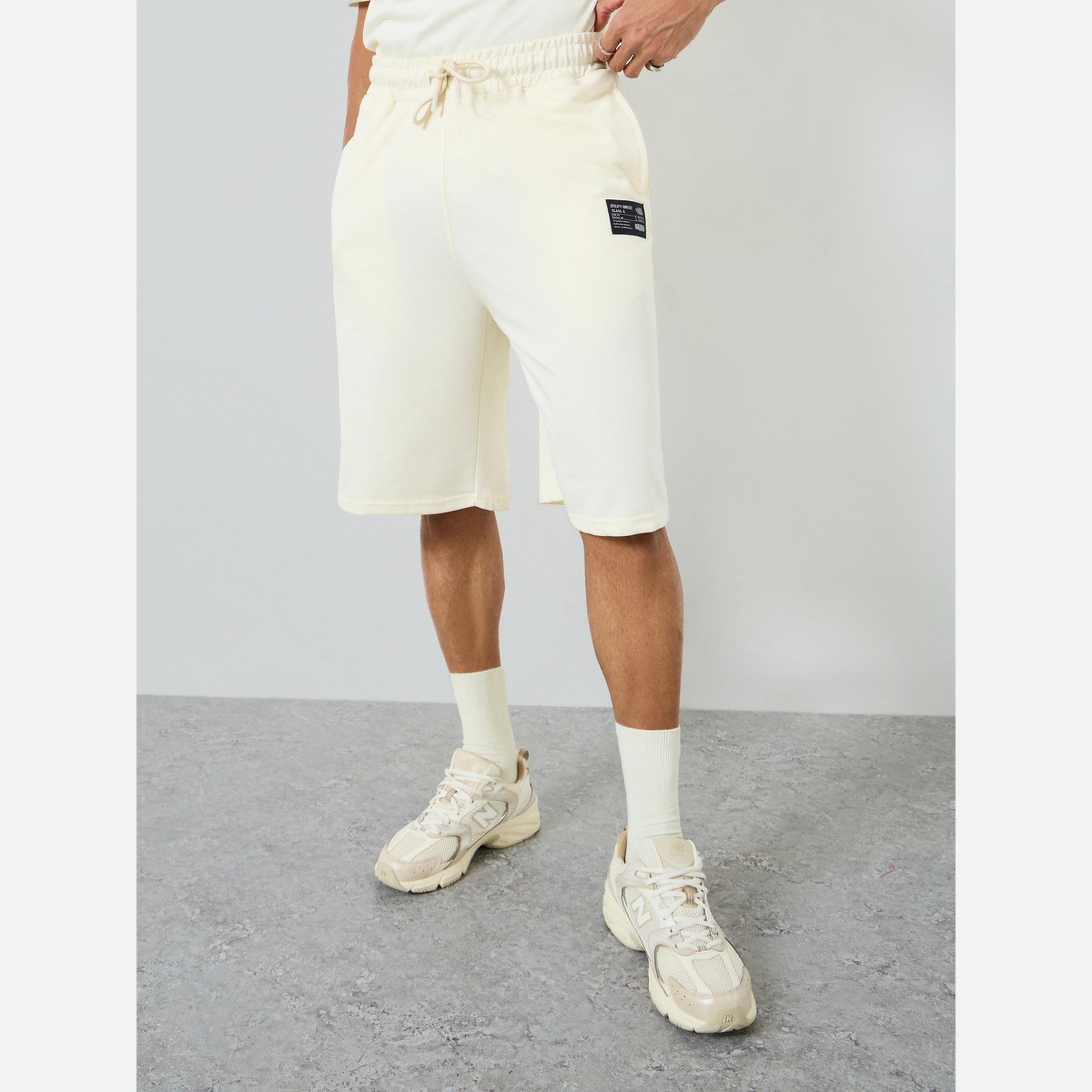 ستايلي - طقم تيشيرت وشورت رجالي مقاس واسع طبعة شعار مميز-men-clothing-coordsets-image-4