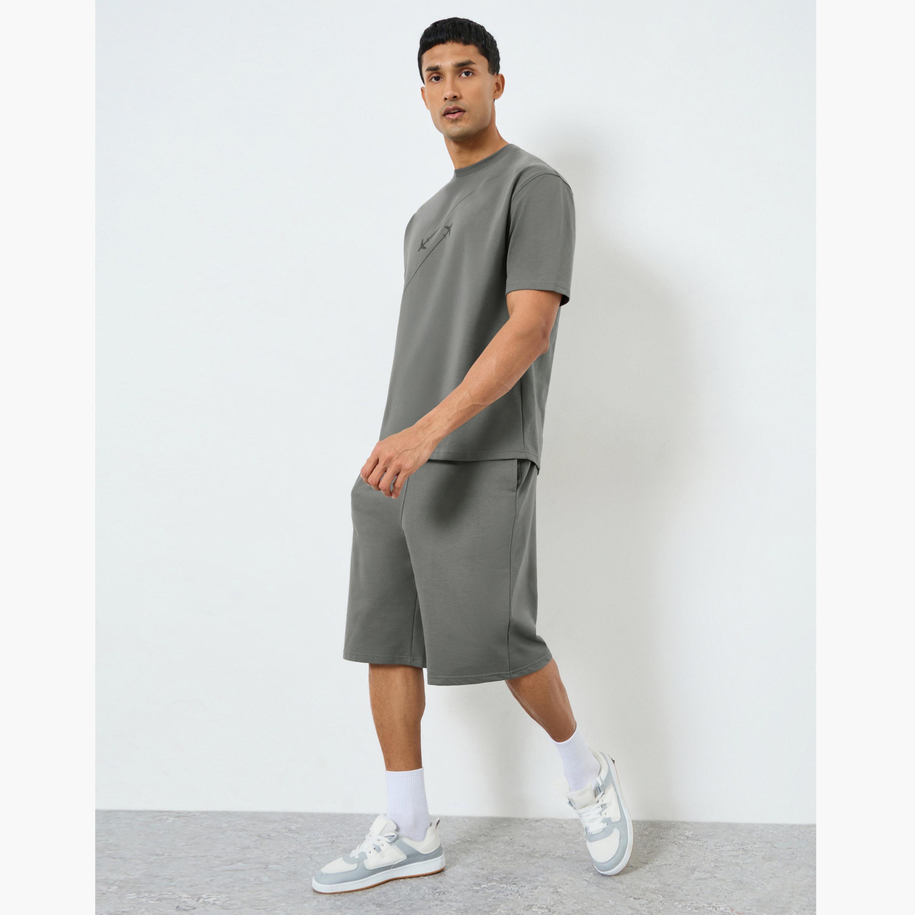 طقم منسق من تيشيرت بأكمام قصيرة وشورت للرجال-men-clothing-coordsets-image-1