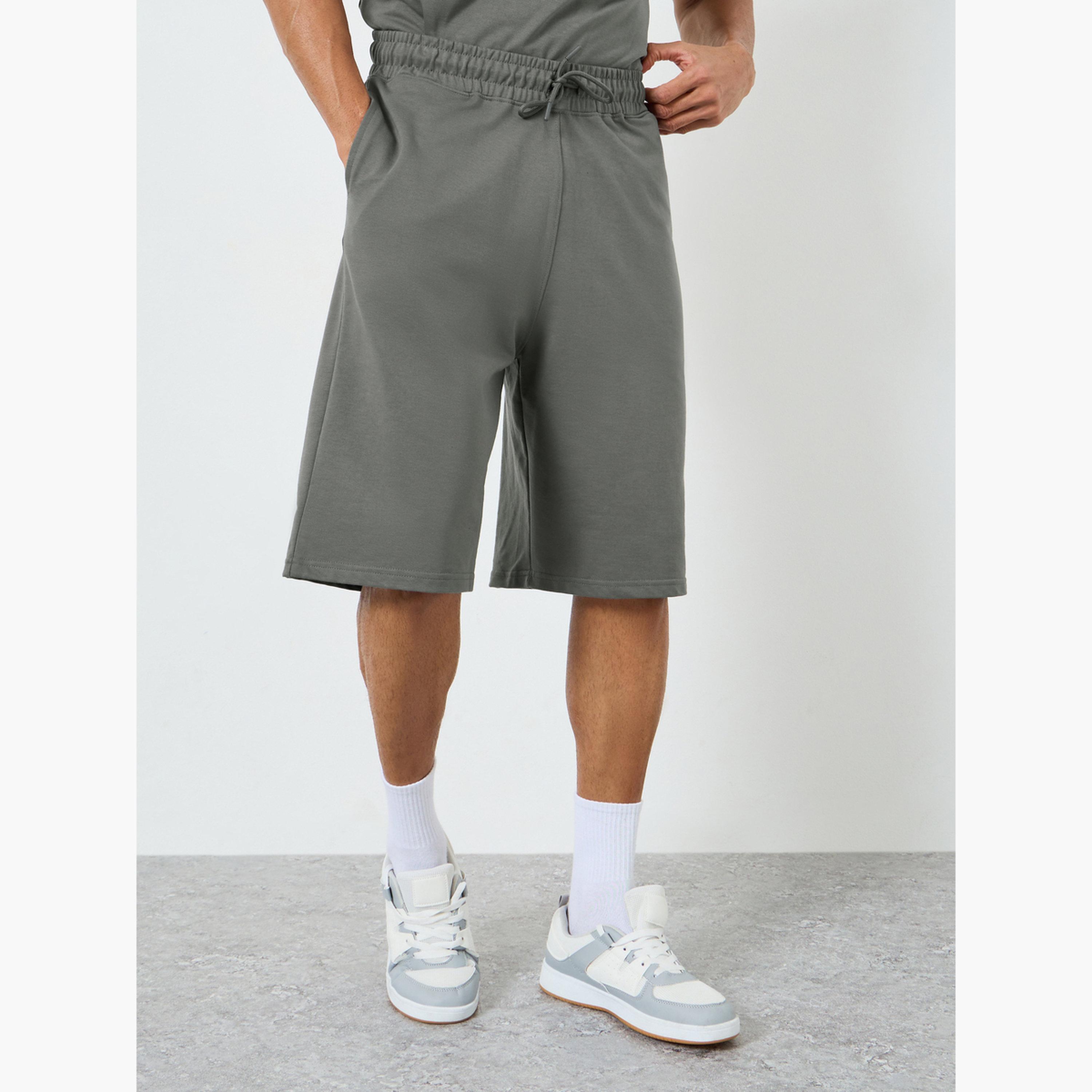 طقم منسق من تيشيرت بأكمام قصيرة وشورت للرجال-men-clothing-coordsets-image-4