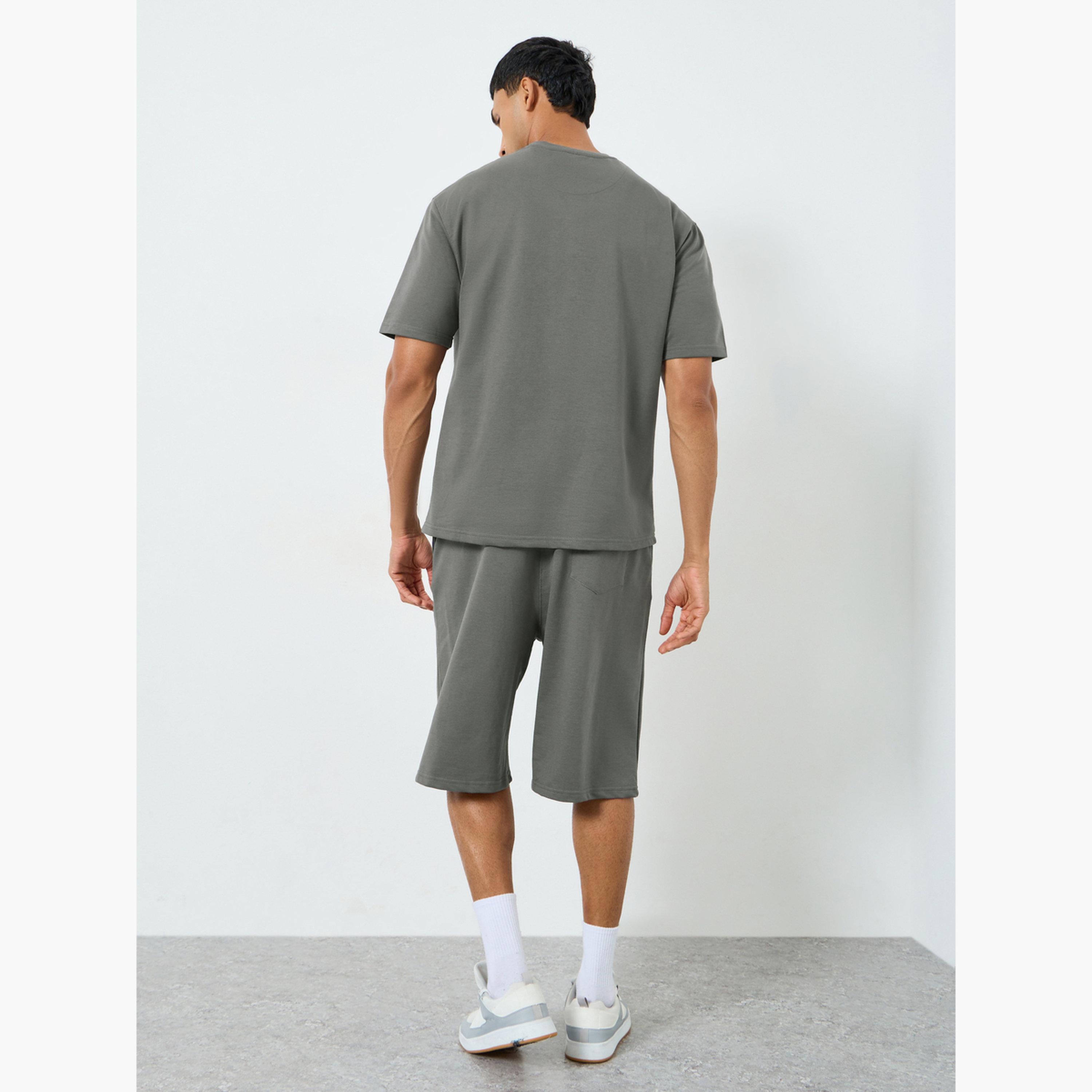 طقم منسق من تيشيرت بأكمام قصيرة وشورت للرجال-men-clothing-coordsets-image-5