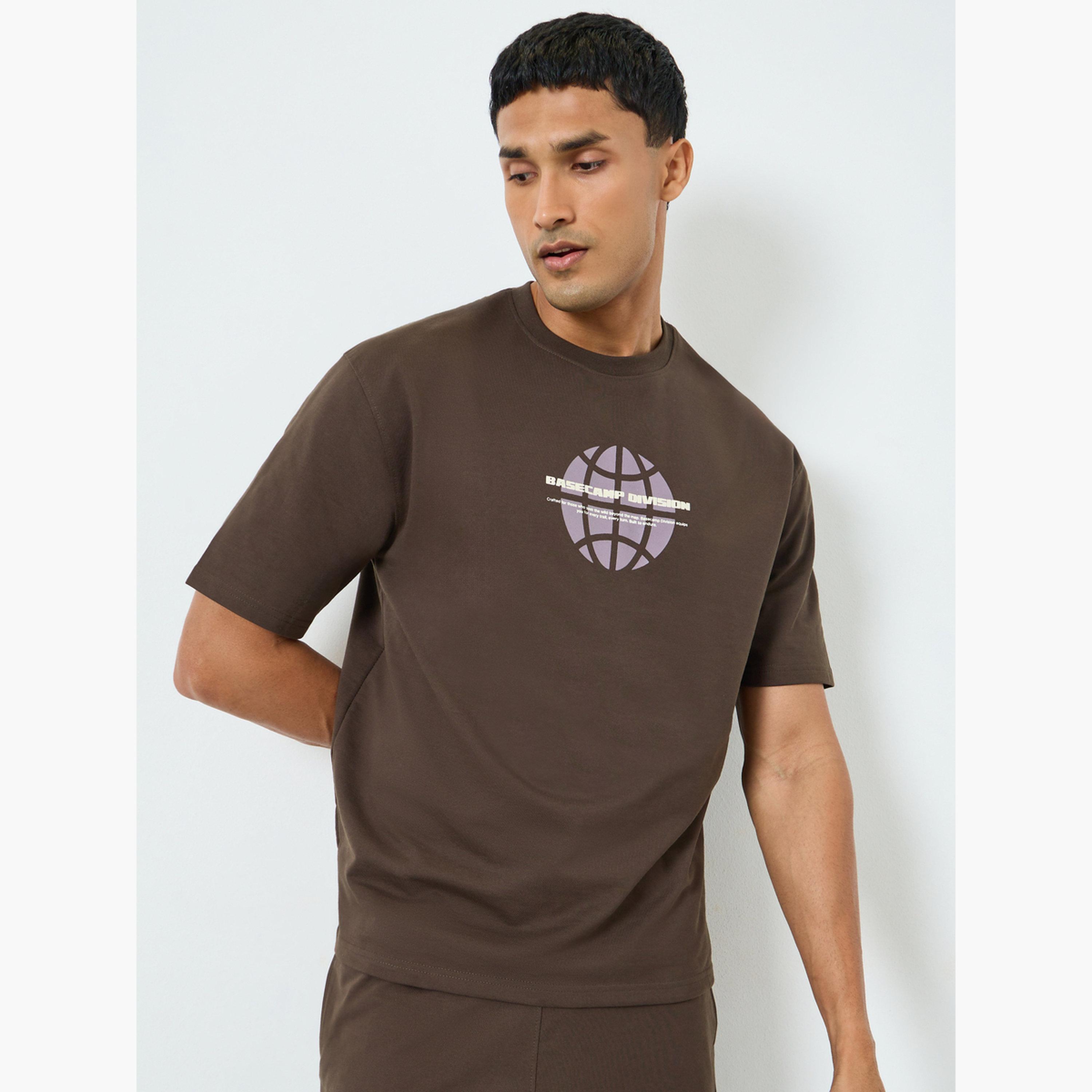 طقم منسق من تيشيرت وشورت بطبعة جرافيك للرجال-men-clothing-coordsets-image-2