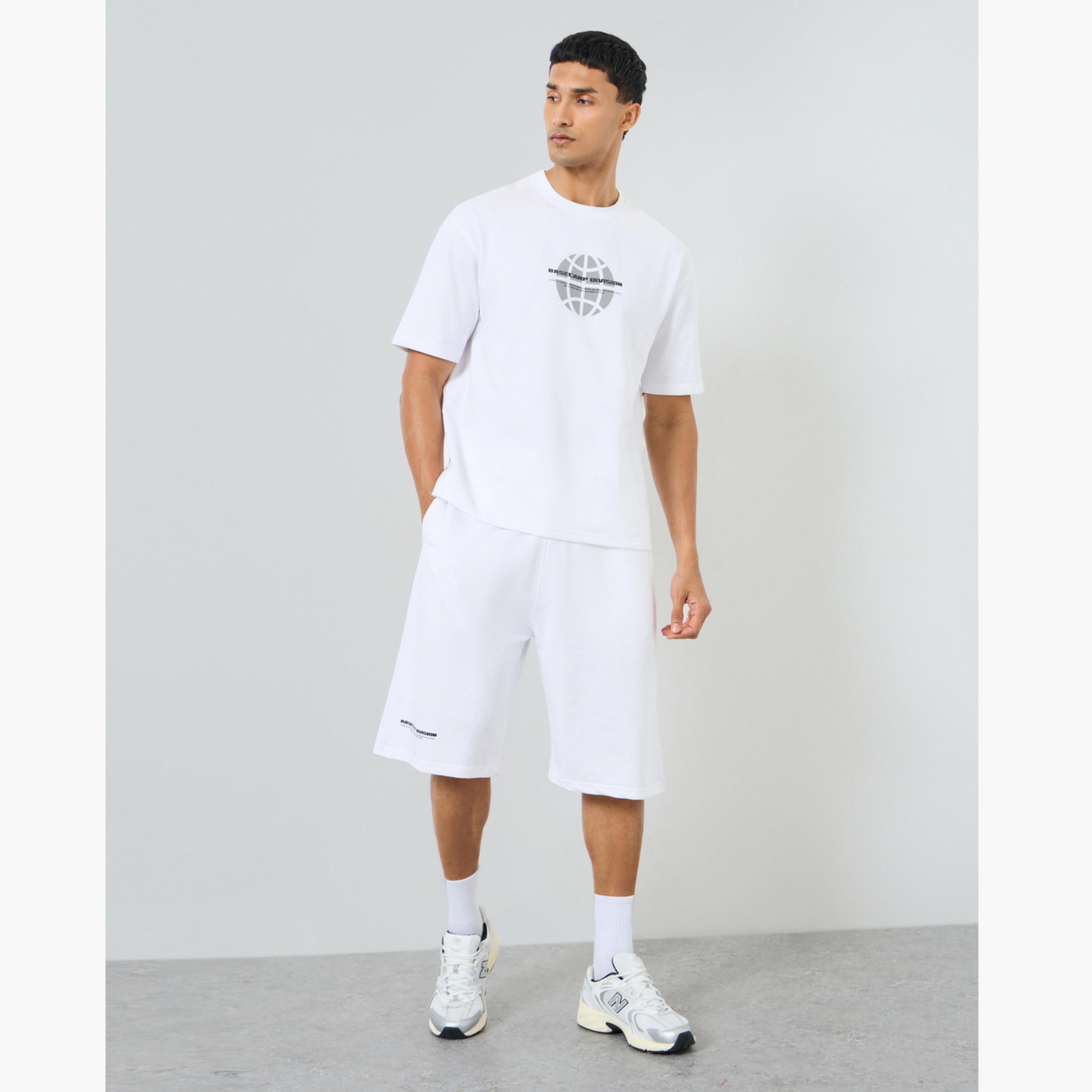 طقم منسق من تيشيرت وشورت بطبعة جرافيك للرجال-men-clothing-coordsets-image-1