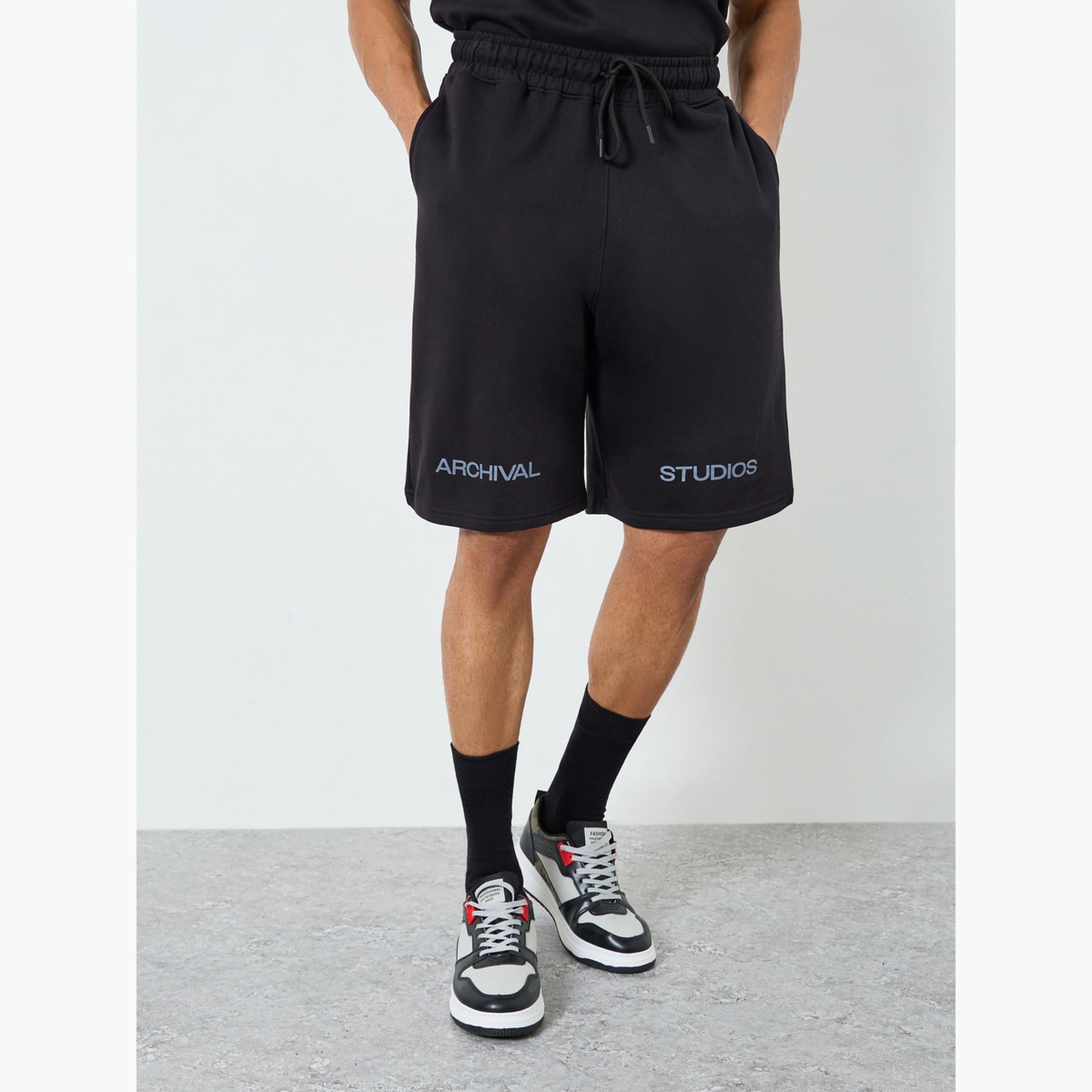 طقم منسق من تيشيرت وشورت بطبعة جرافيك للرجال-men-clothing-coordsets-image-4