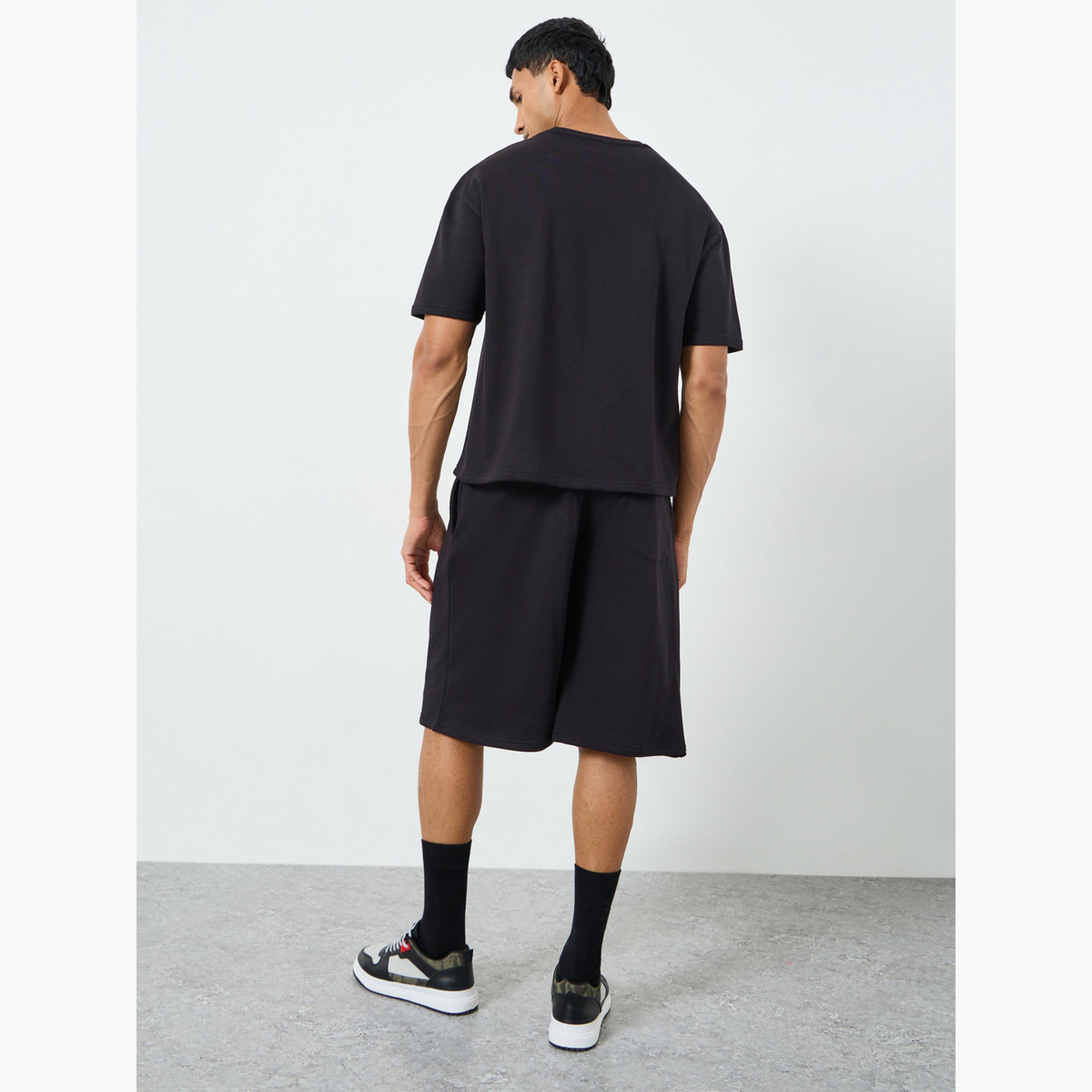 طقم منسق من تيشيرت وشورت بطبعة جرافيك للرجال-men-clothing-coordsets-image-5