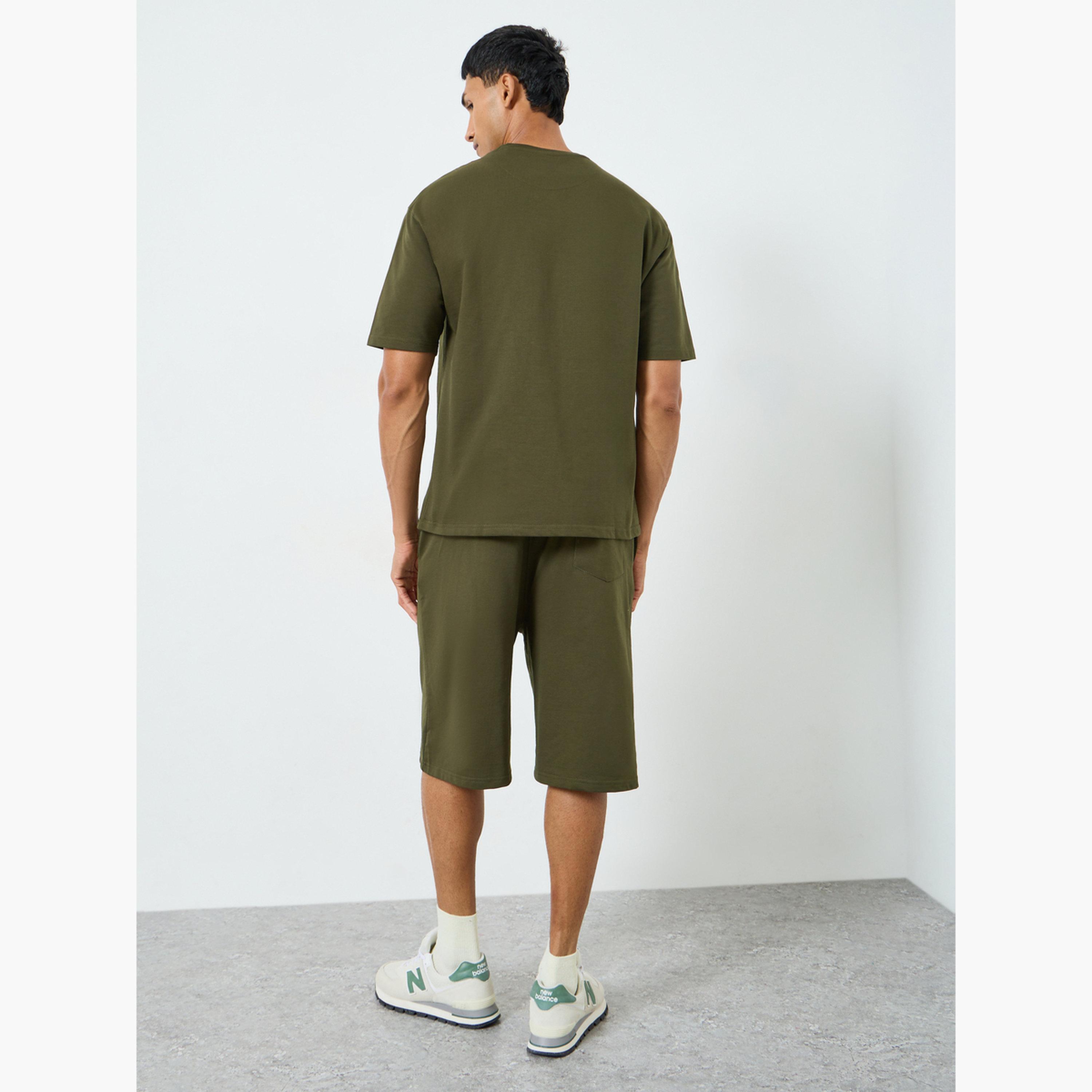طقم منسق من قميص وشورت بقصة واسعة للرجال-men-clothing-coordsets-image-5