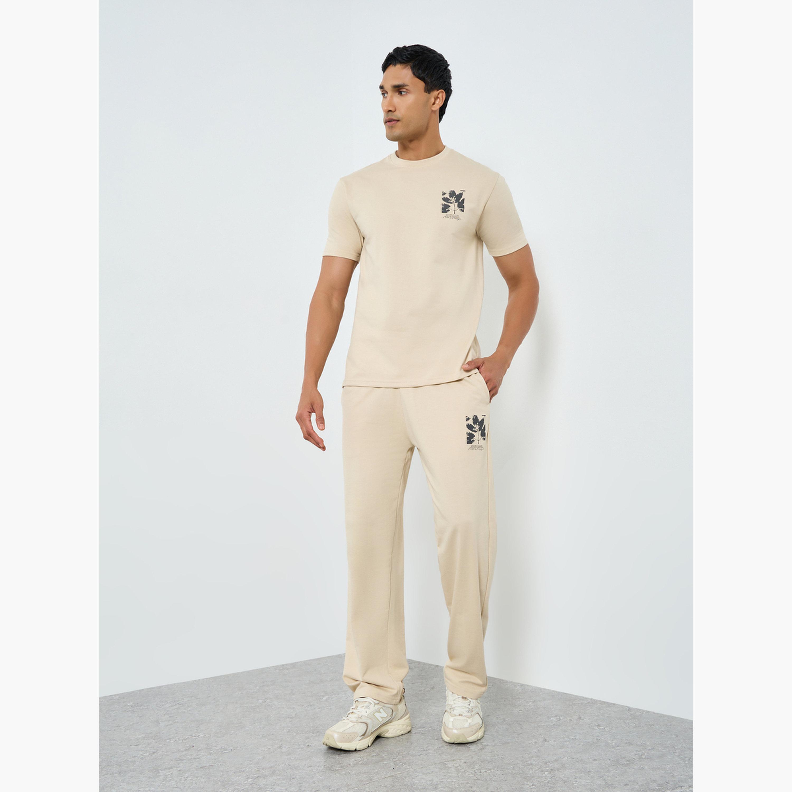 طقم منسق من جوغر وتيشيرت بقصة مريحة-men-clothing-coordsets-image-1