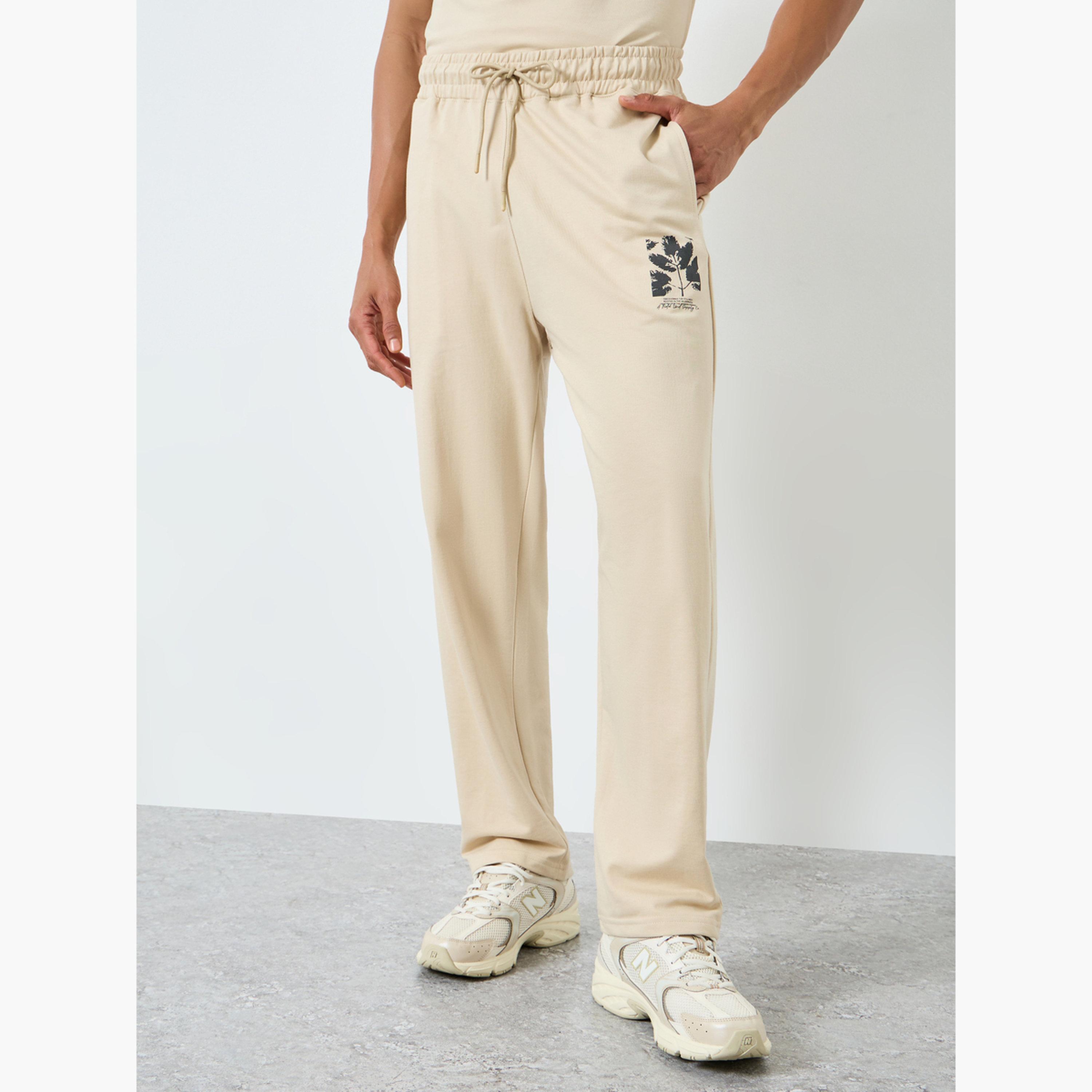 طقم منسق من جوغر وتيشيرت بقصة مريحة-men-clothing-coordsets-image-4