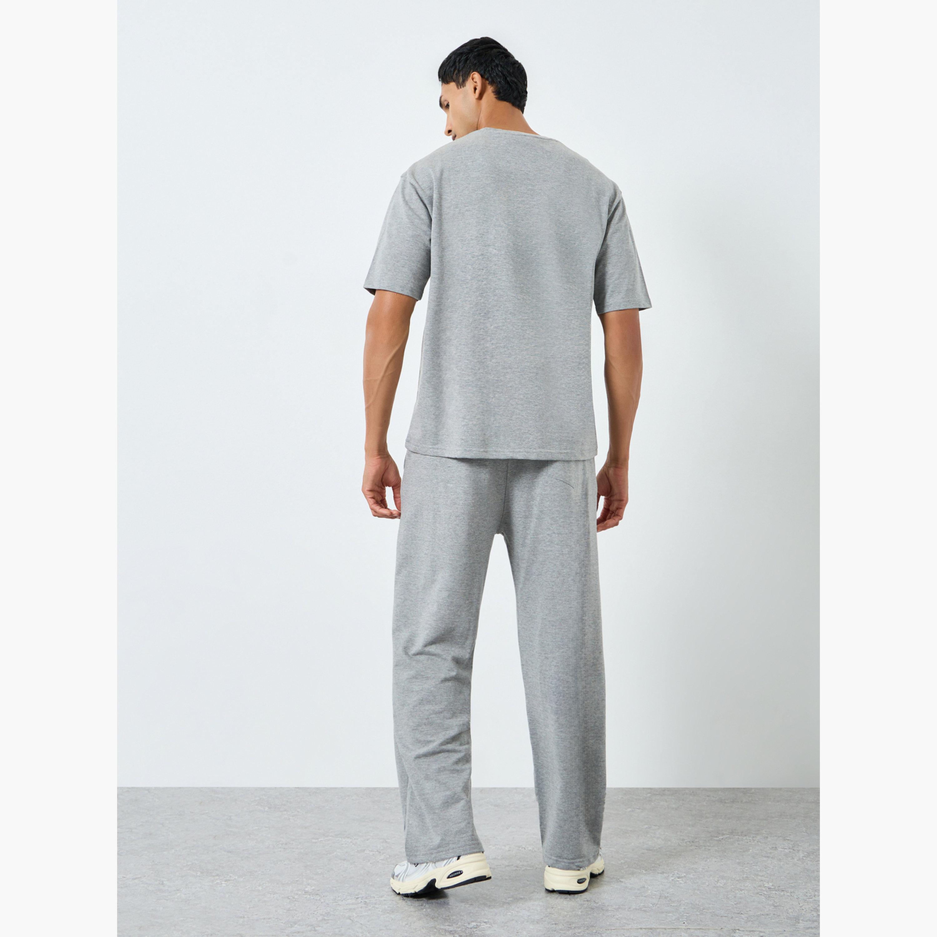 طقم منسق من تيشيرت وجوغر بقصة واسعة وطبعة صغيرة للرجال-men-clothing-coordsets-image-5