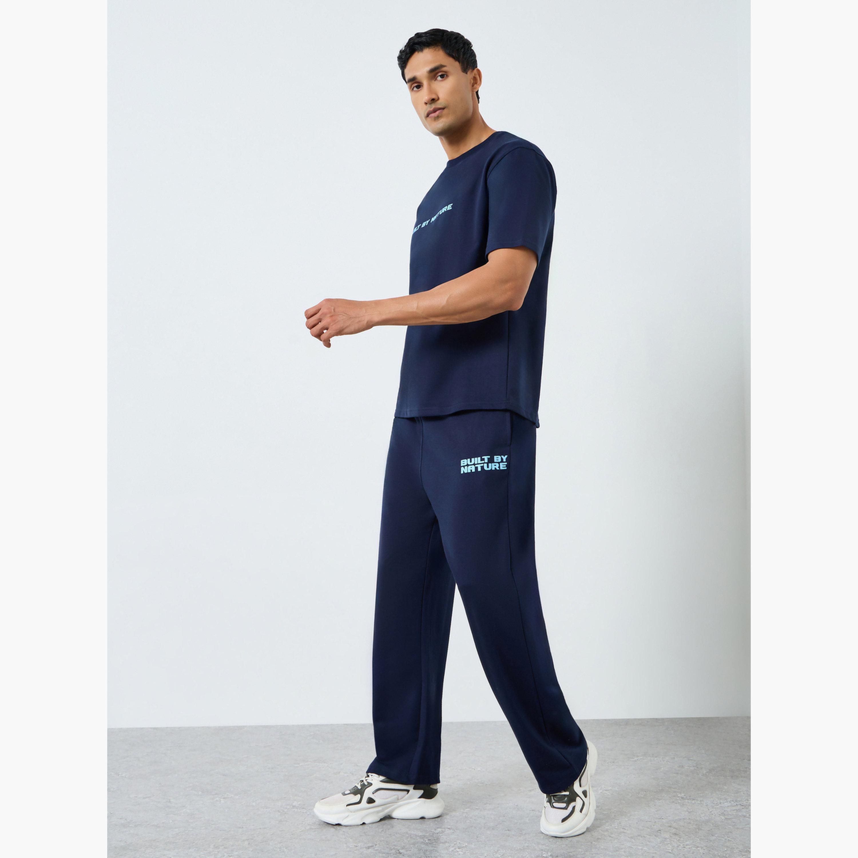 طقم منسق من جوغر وتيشيرت بطبعة كتابة-men-clothing-coordsets-image-1