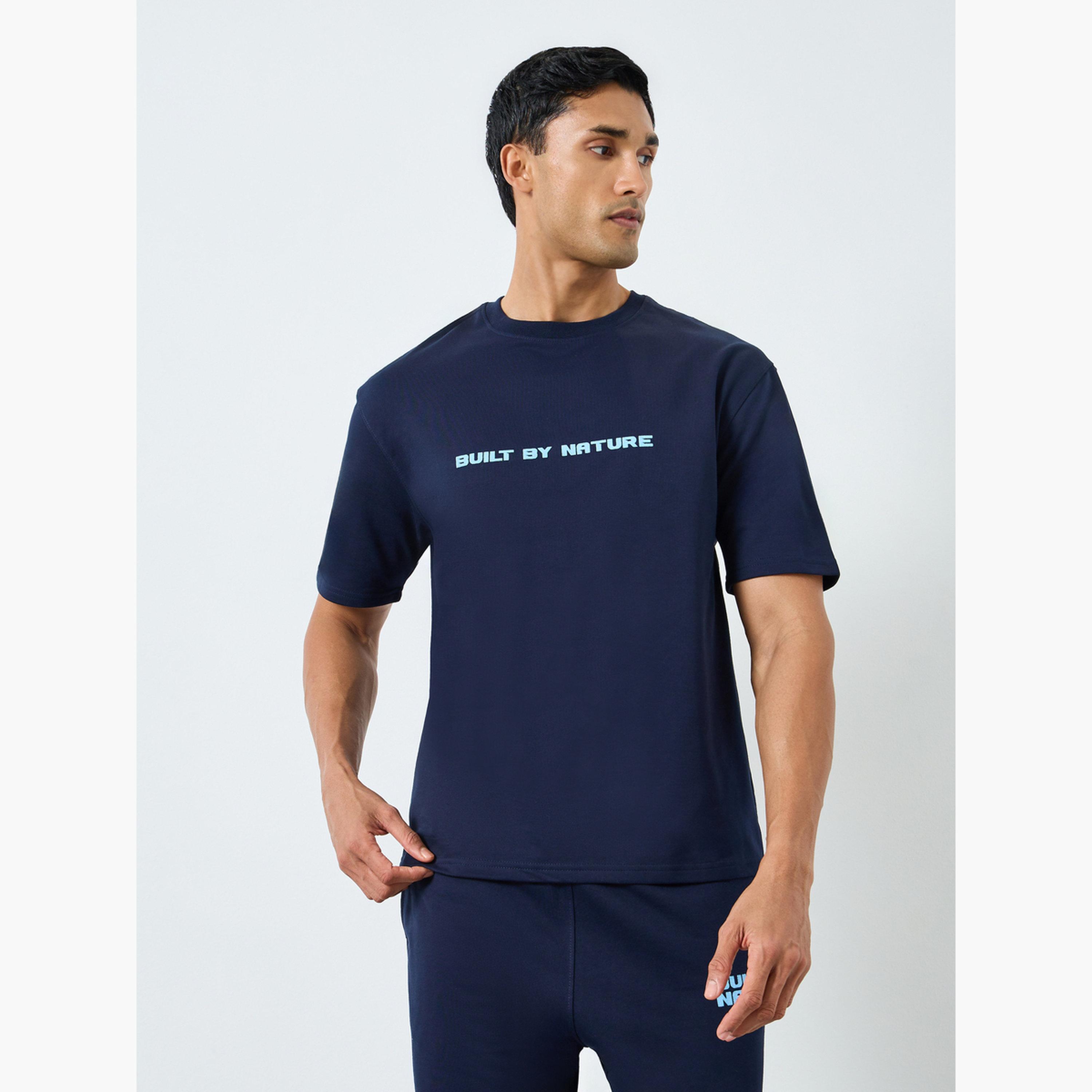 طقم منسق من جوغر وتيشيرت بطبعة كتابة-men-clothing-coordsets-image-2