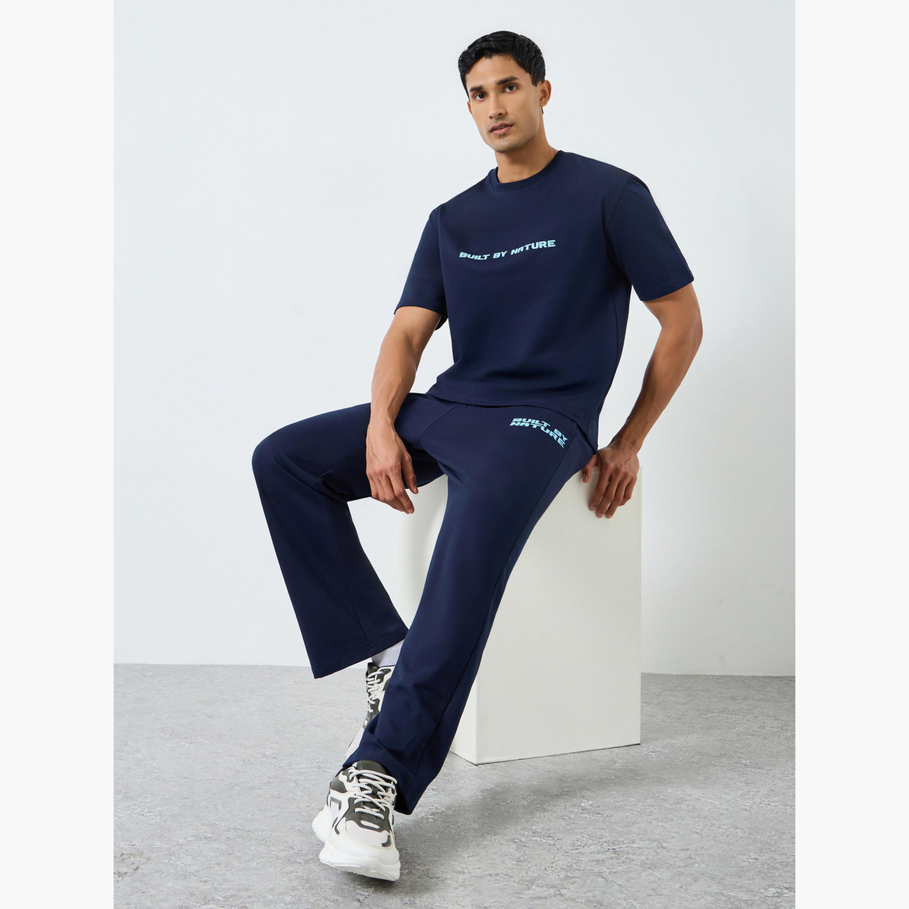 طقم منسق من جوغر وتيشيرت بطبعة كتابة-men-clothing-coordsets-image-3