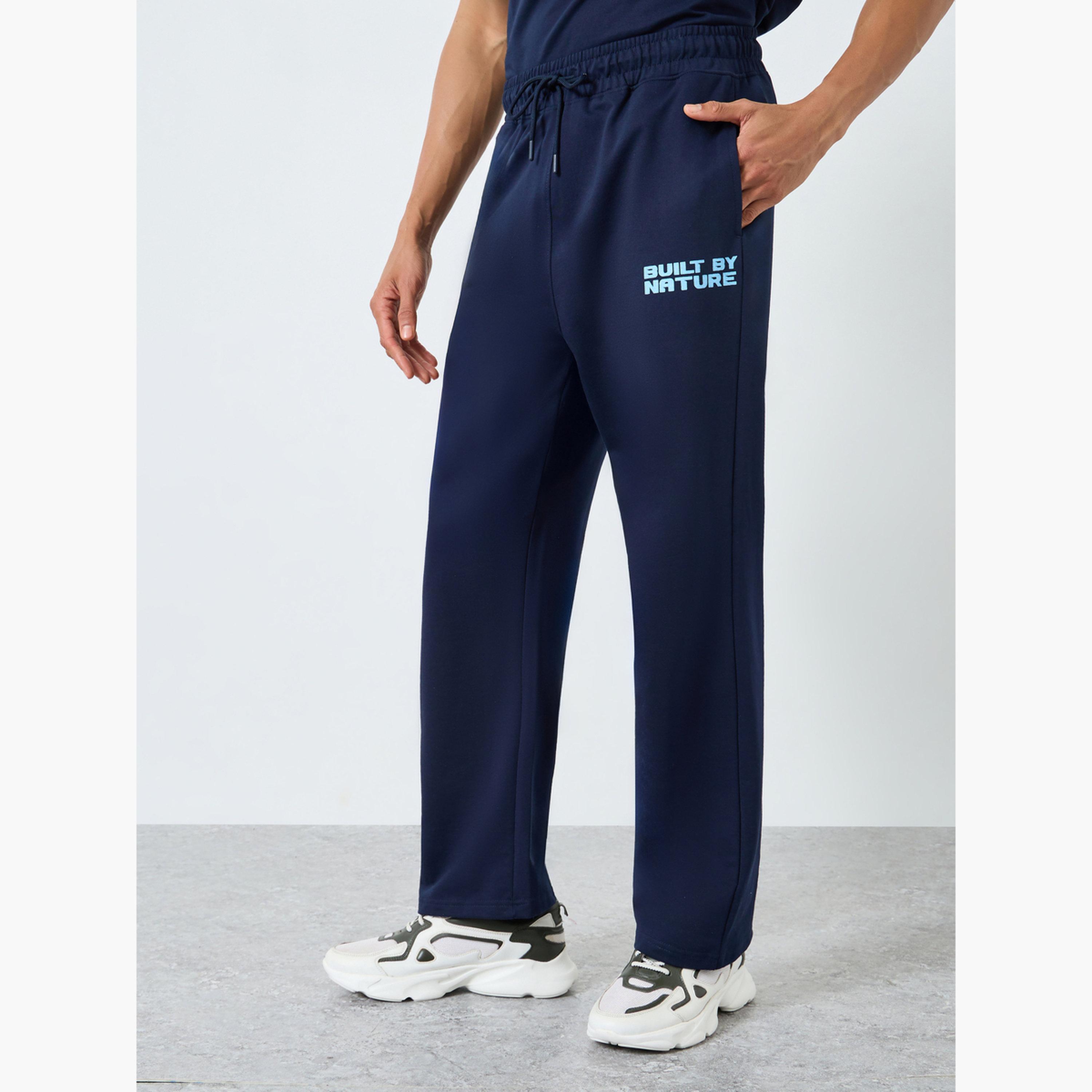 طقم منسق من جوغر وتيشيرت بطبعة كتابة-men-clothing-coordsets-image-5