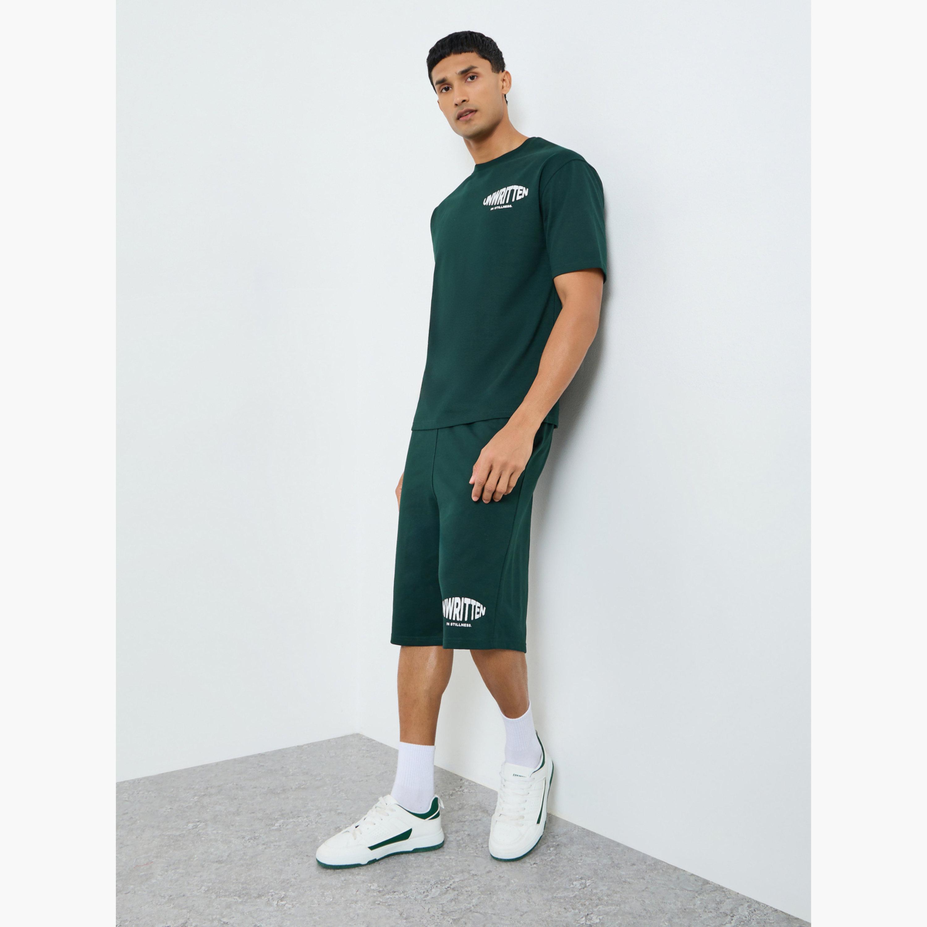 طقم منسق من تيشيرت وشورت بطبعة جرافيك للرجال-men-clothing-coordsets-image-1