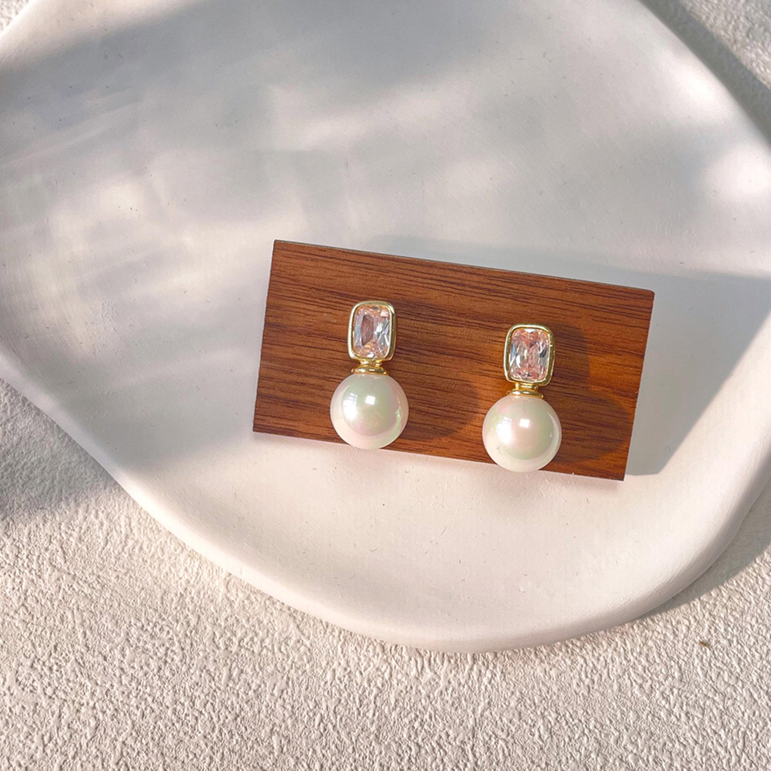تيك تو - أقراط متدلية مزينة باللؤلؤ الصناعي بلمسات ذهبية-women-watchesandjewellery-jewellery-earrings-image-3
