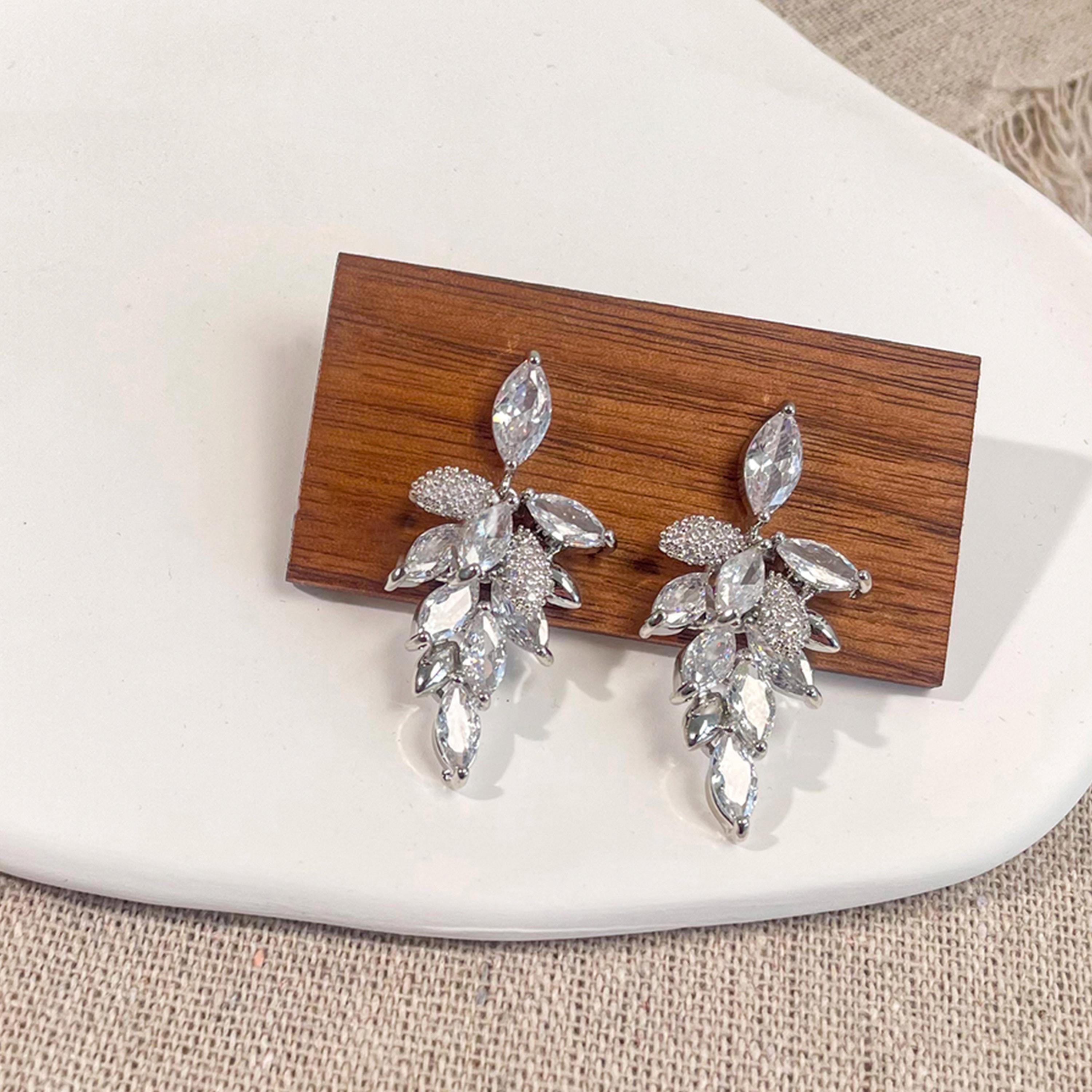 تيك تو - أقراط متدلية مزينة بأوراق فضية-women-watchesandjewellery-jewellery-earrings-image-2