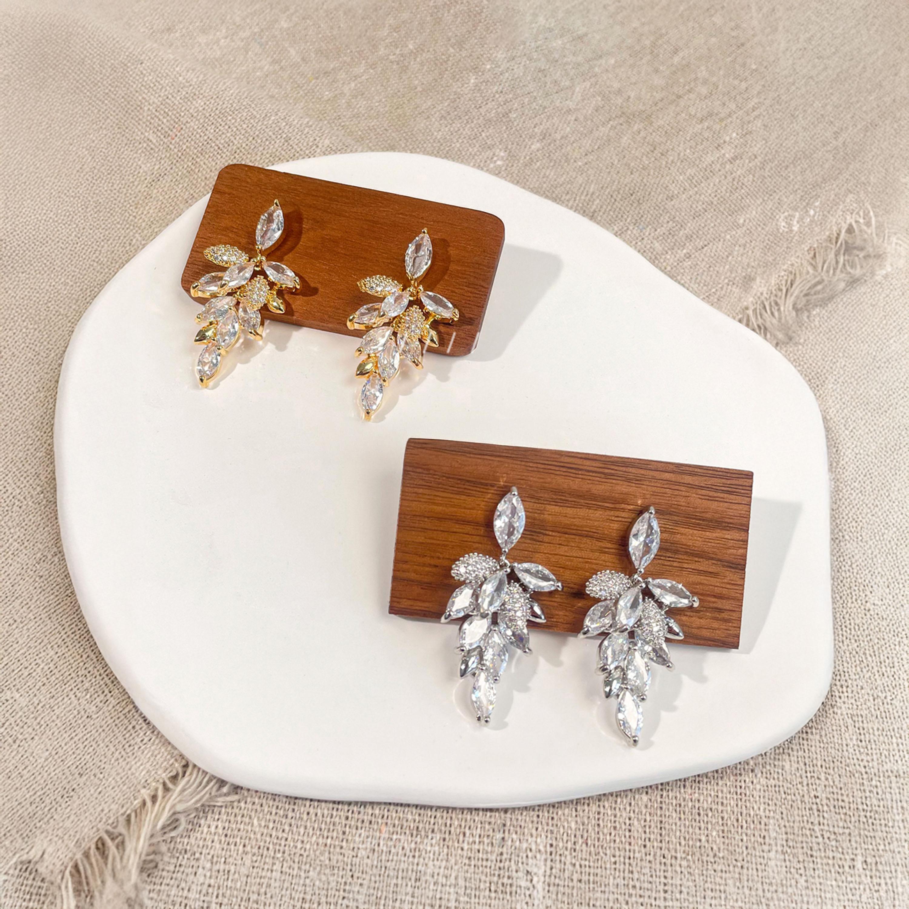 تيك تو - أقراط متدلية مزينة بأوراق فضية-women-watchesandjewellery-jewellery-earrings-image-1