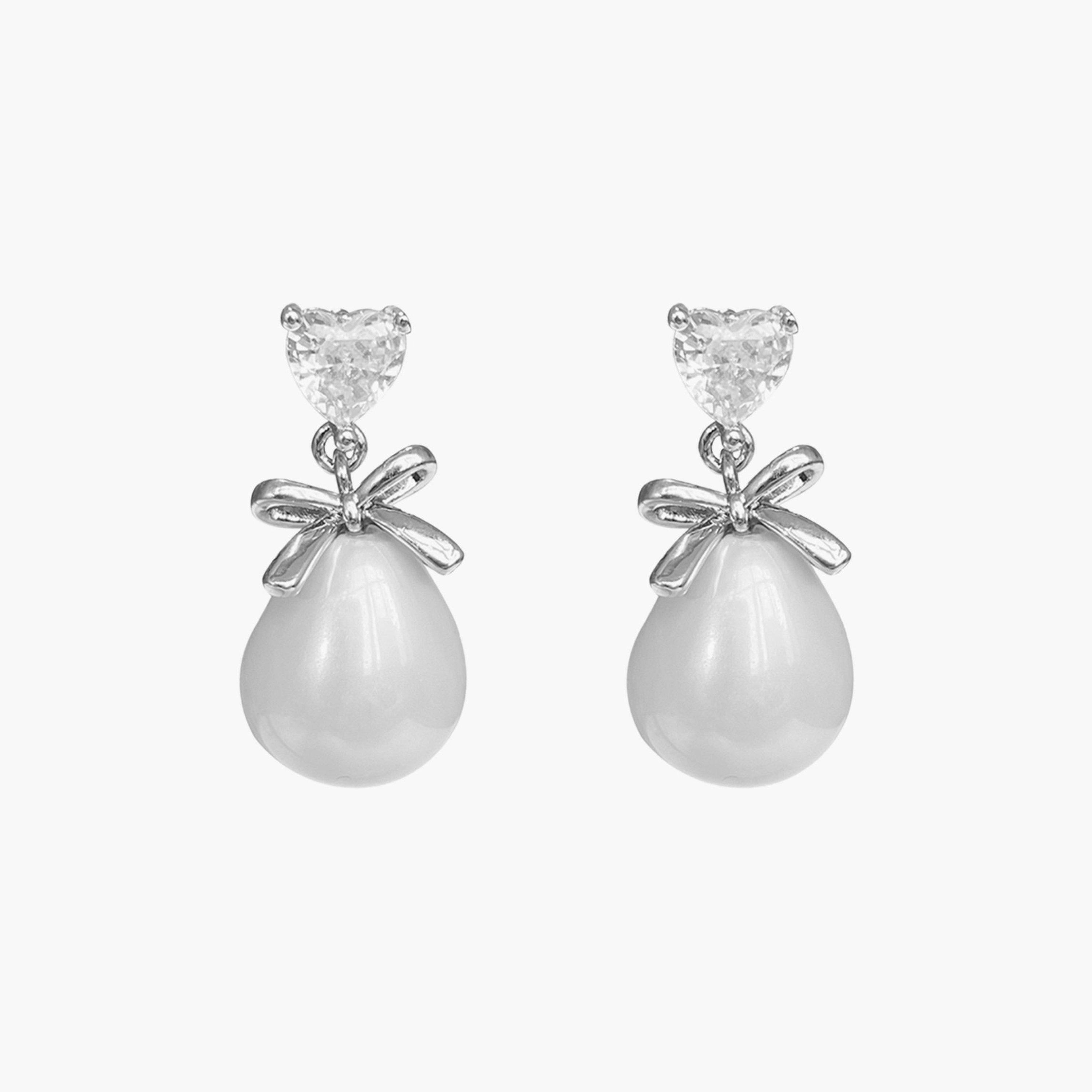 تيك تو - أقراط متدلية من الفضة على شكل فيونكة من اللؤلؤ الصناعي-women-watchesandjewellery-jewellery-earrings-image-1