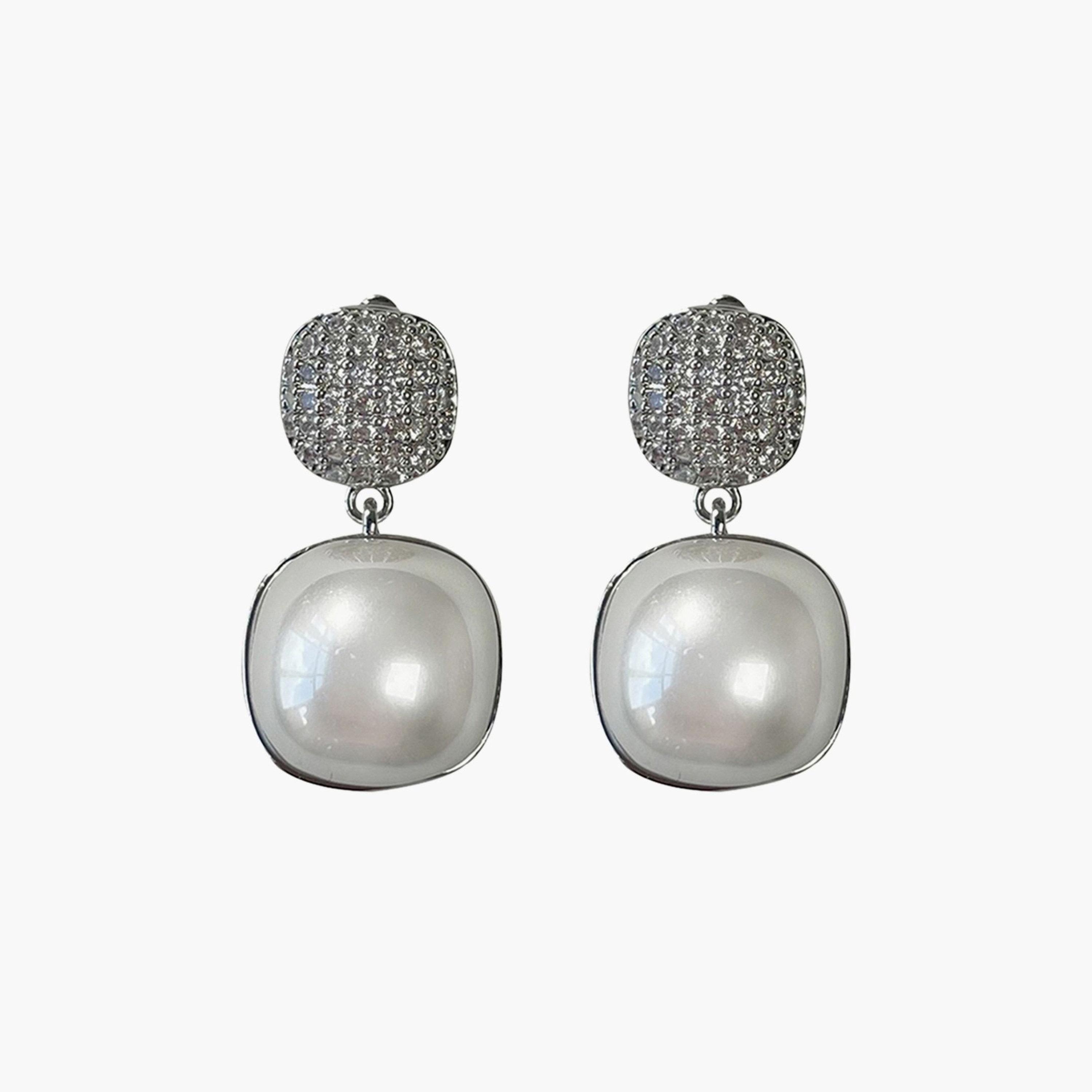 تيك تو - أقراط ذهبية مزينة باللؤلؤ الصناعي-women-watchesandjewellery-jewellery-earrings-image-1
