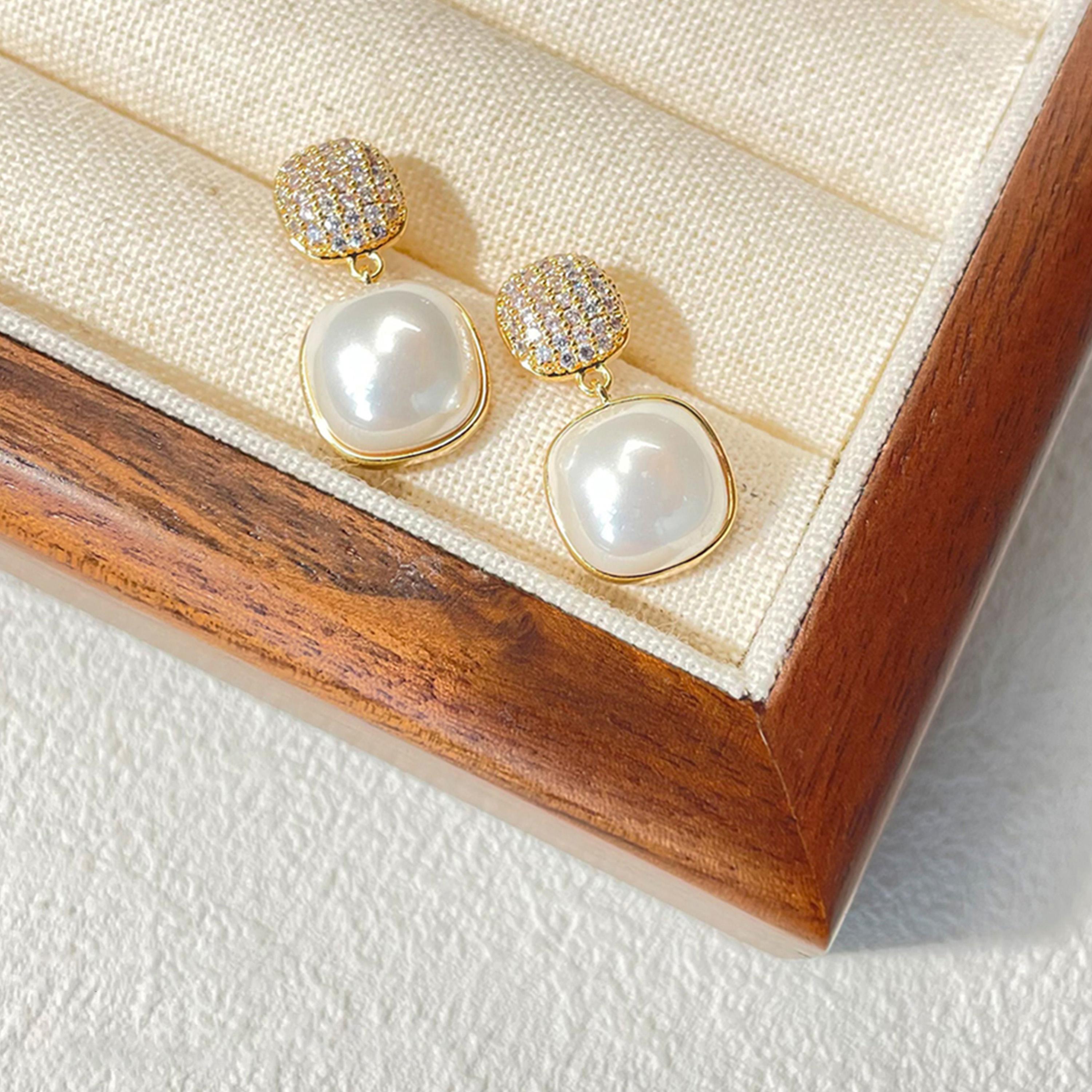 تيك تو - أقراط ذهبية مزينة باللؤلؤ الصناعي-women-watchesandjewellery-jewellery-earrings-image-3