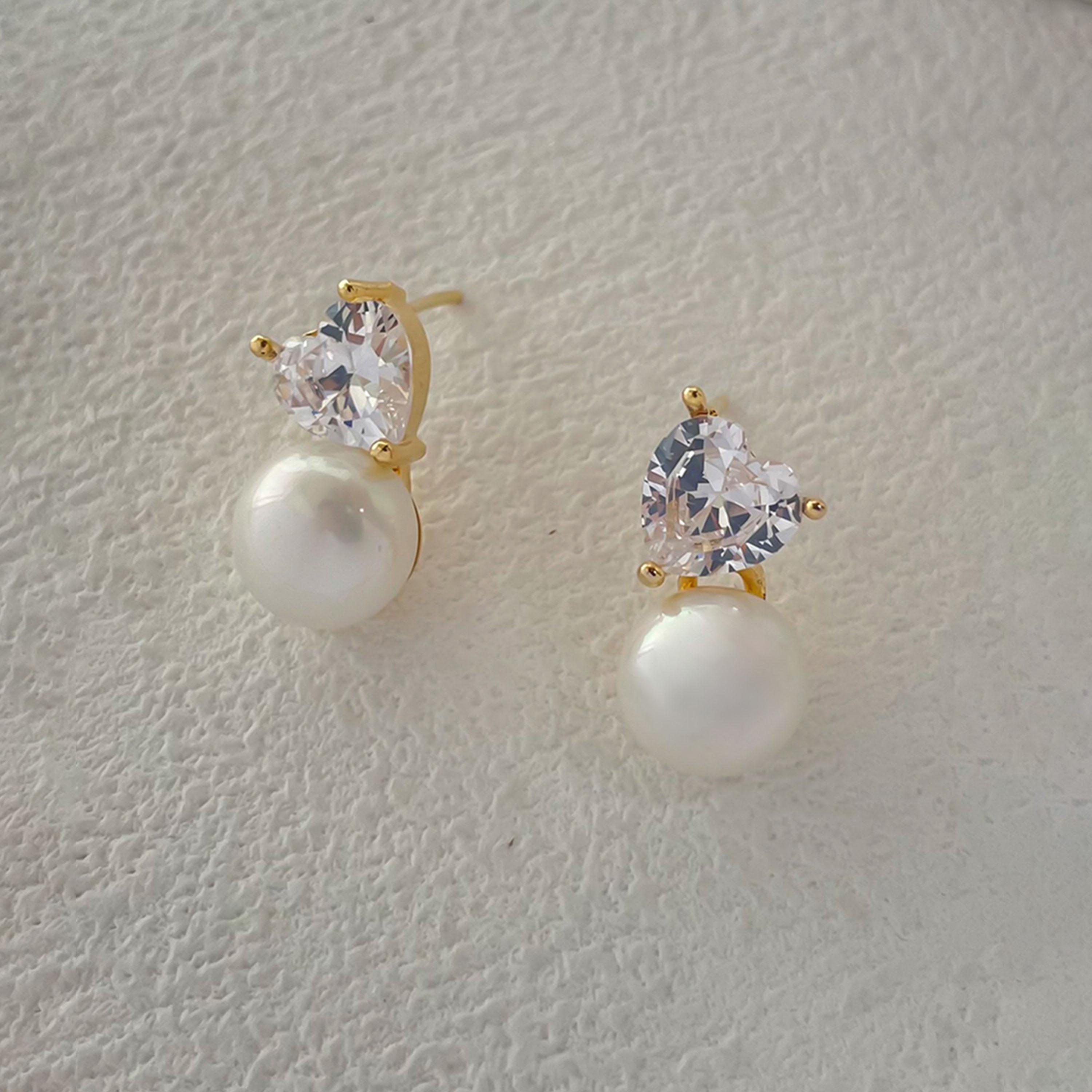 تيك تو - أقراط على شكل قلب من اللؤلؤ الصناعي بلمسة ذهبية-women-watchesandjewellery-jewellery-earrings-image-3