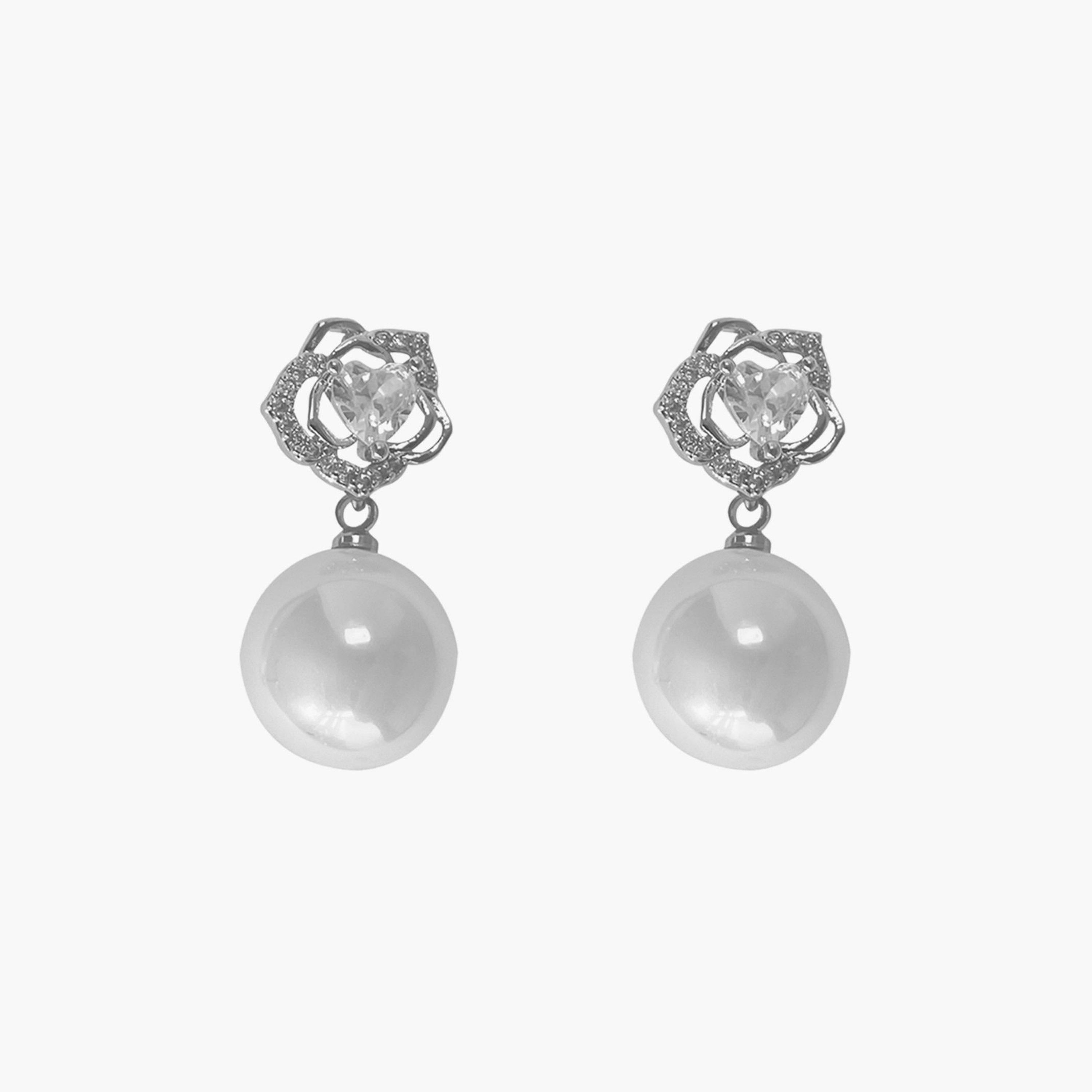تيك تو - أقراط من اللؤلؤ الصناعي مزينة بزخارف نباتية-women-watchesandjewellery-jewellery-earrings-image-1
