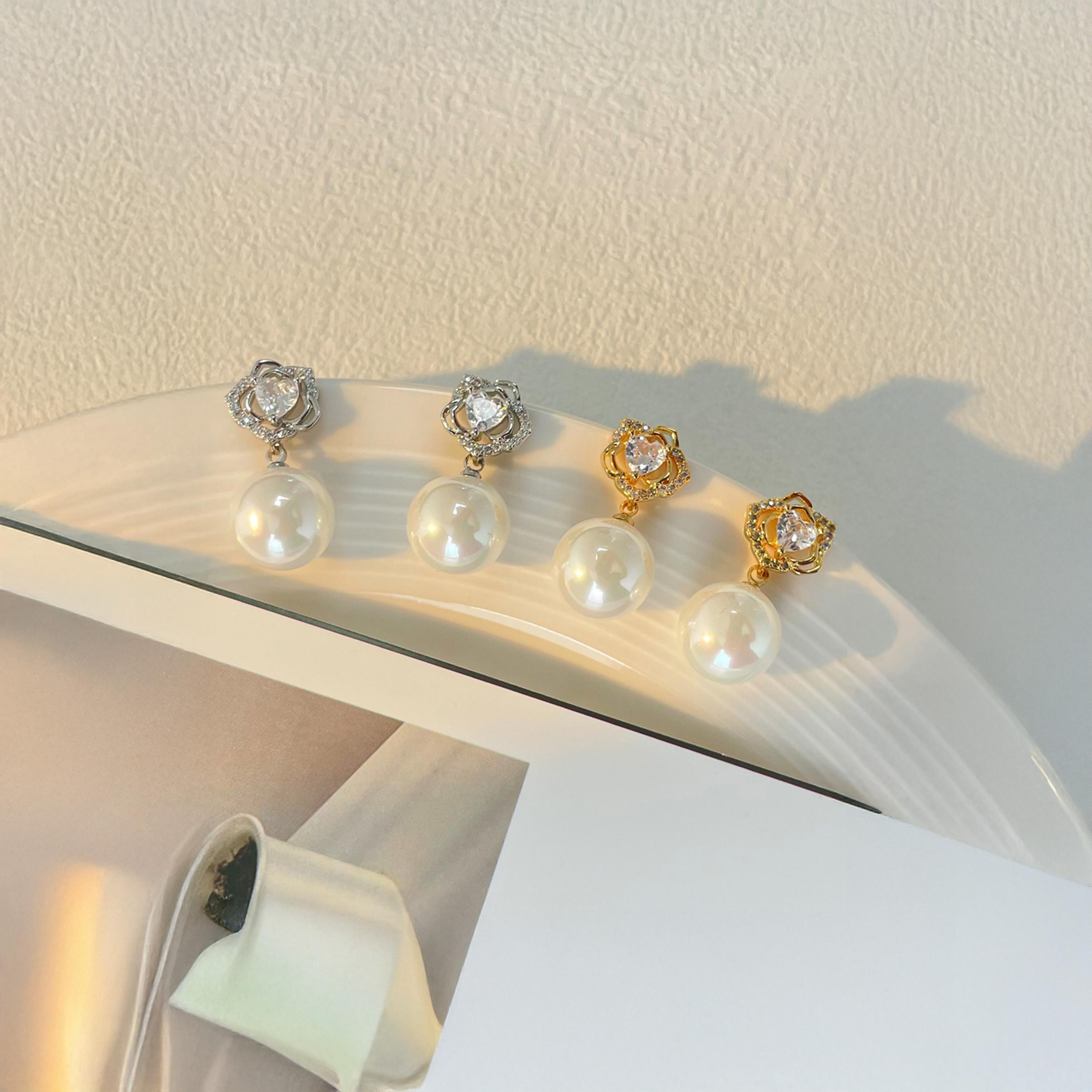 تيك تو - أقراط من اللؤلؤ الصناعي مزينة بزخارف نباتية-women-watchesandjewellery-jewellery-earrings-image-4