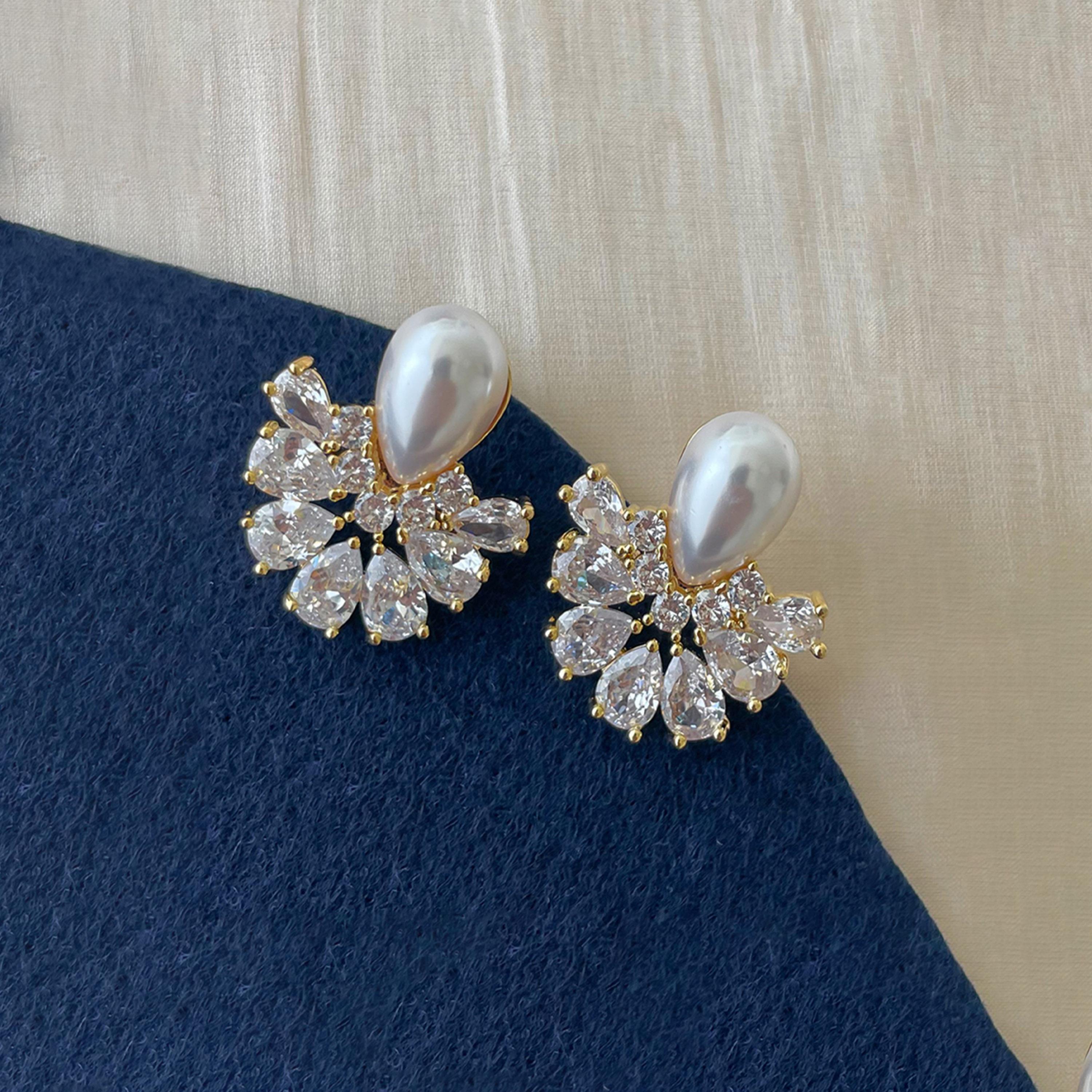 تيك تو - أقراط ذهبية مزينة على شكل دمعة-women-watchesandjewellery-jewellery-earrings-image-2