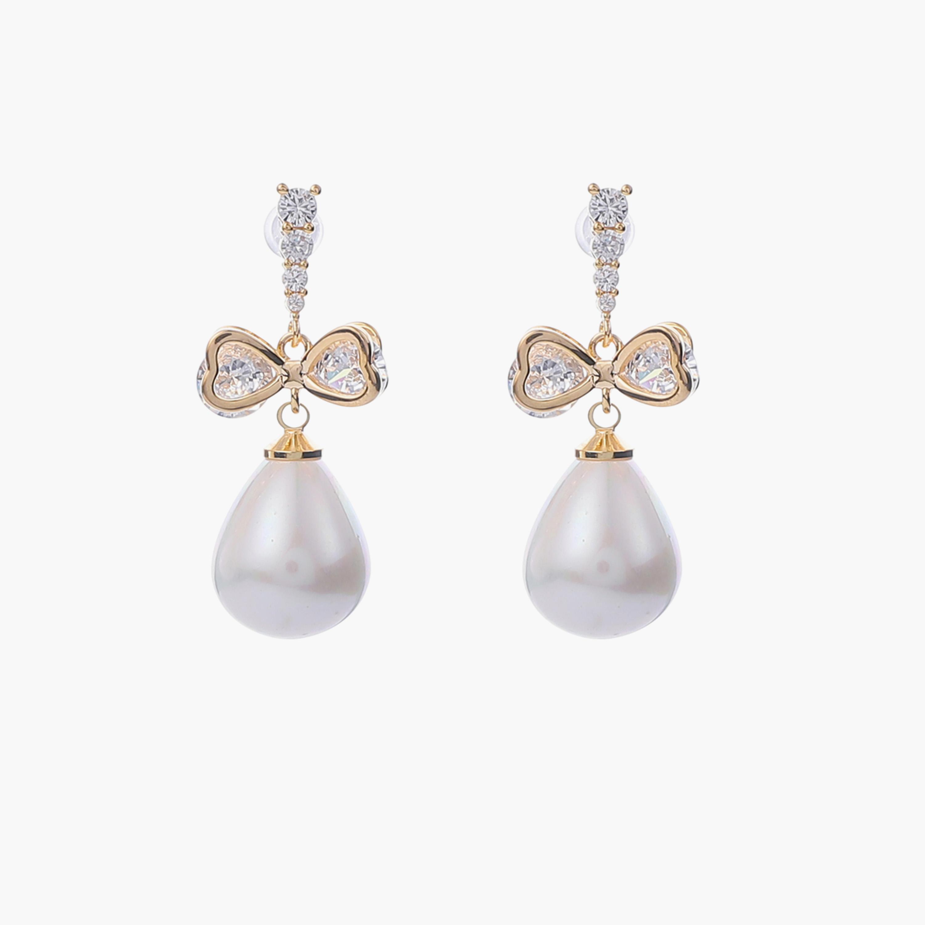 تيك تو - أقراط متدلية من الفضة على شكل فيونكة من اللؤلؤ الصناعي-women-watchesandjewellery-jewellery-earrings-image-1