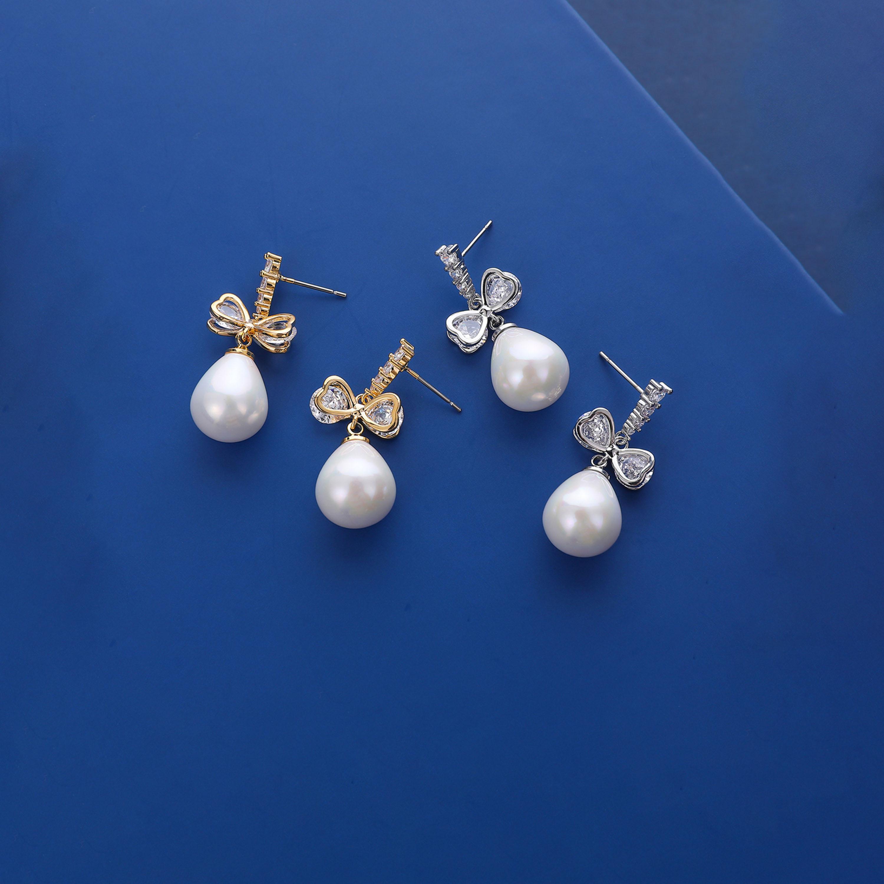 تيك تو - أقراط متدلية من الفضة على شكل فيونكة من اللؤلؤ الصناعي-women-watchesandjewellery-jewellery-earrings-image-4