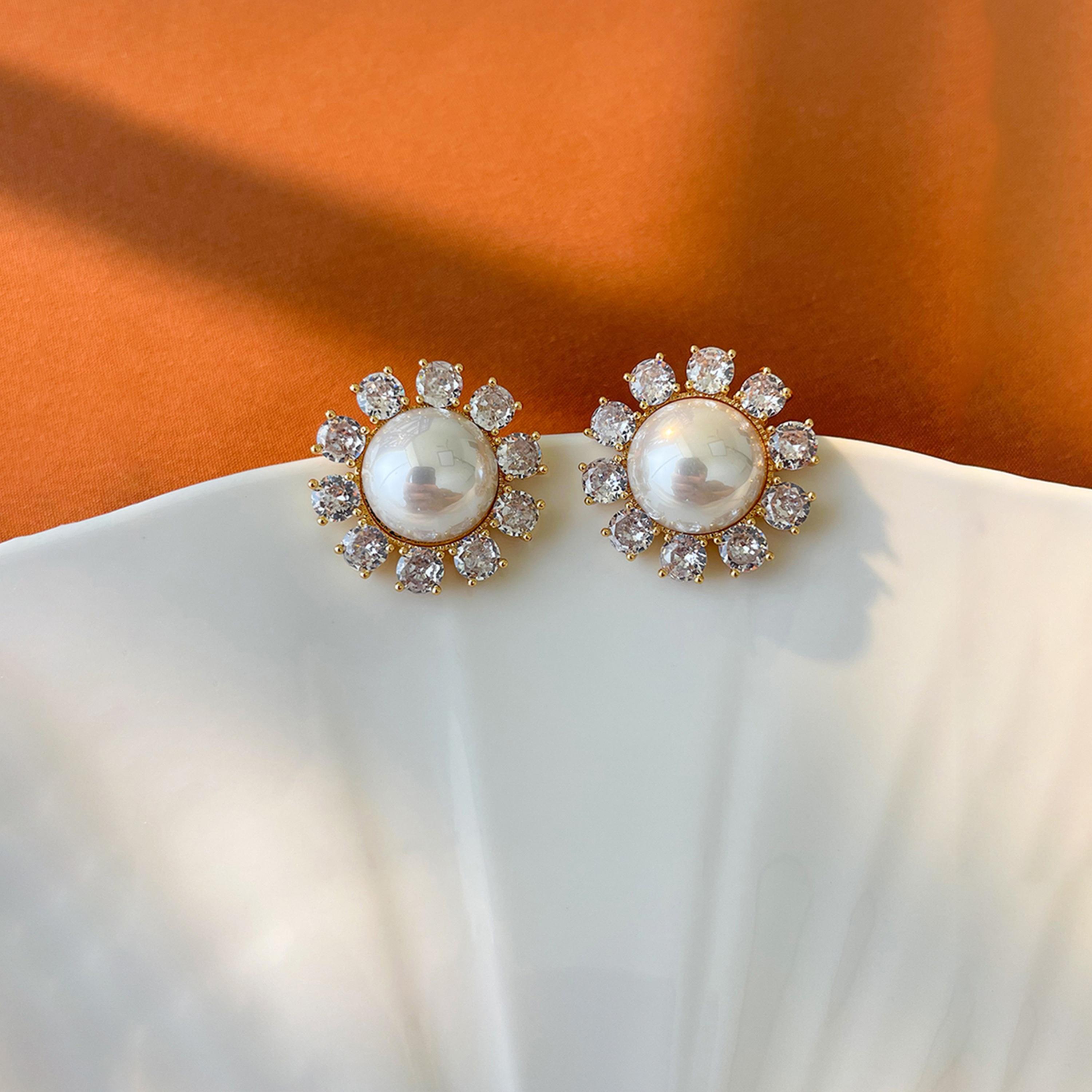 تيك تو - أقراط ذهبية مزينة بزخارف نباتية ولؤلؤ صناعي-women-watchesandjewellery-jewellery-earrings-image-2