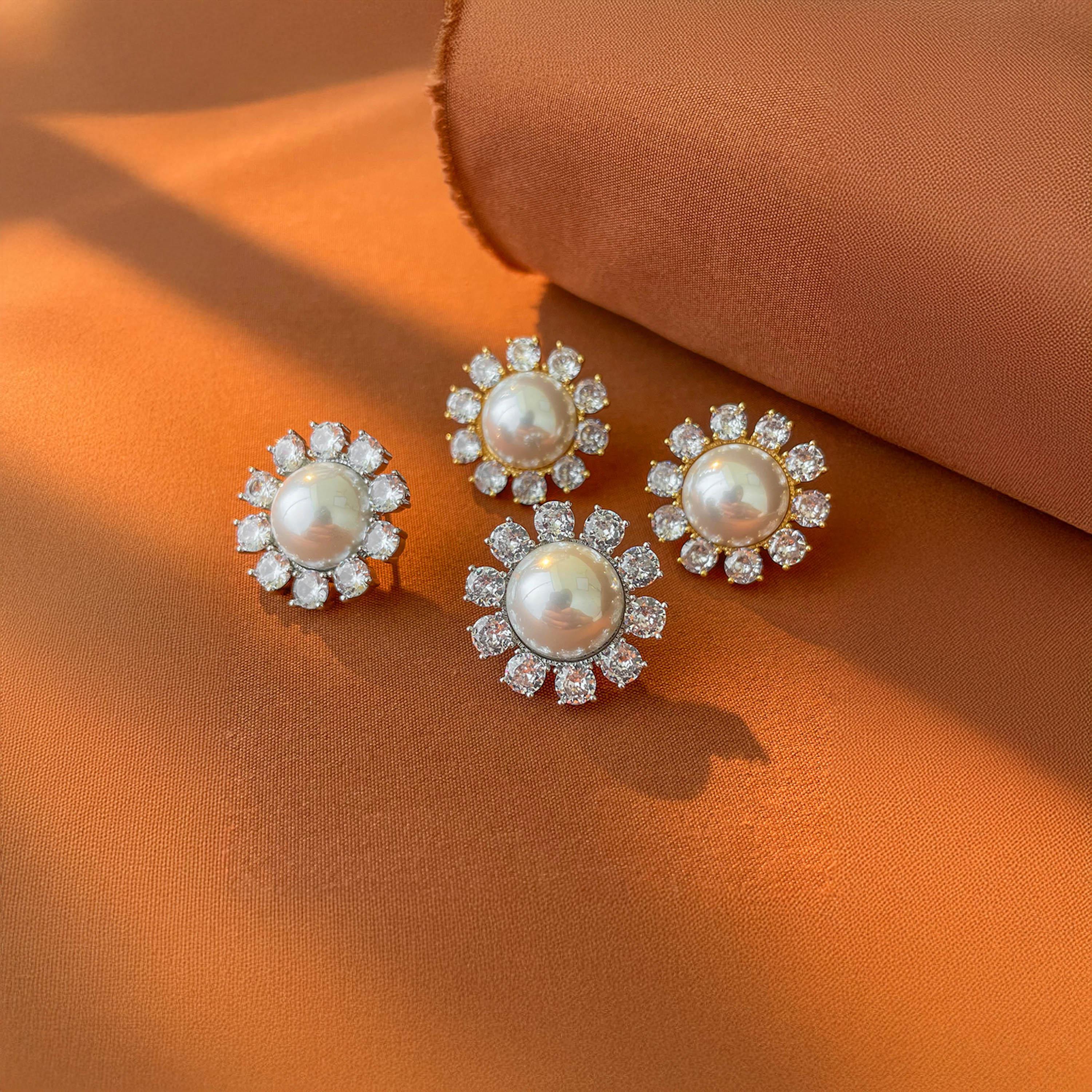 تيك تو - أقراط ذهبية مزينة بزخارف نباتية ولؤلؤ صناعي-women-watchesandjewellery-jewellery-earrings-image-1