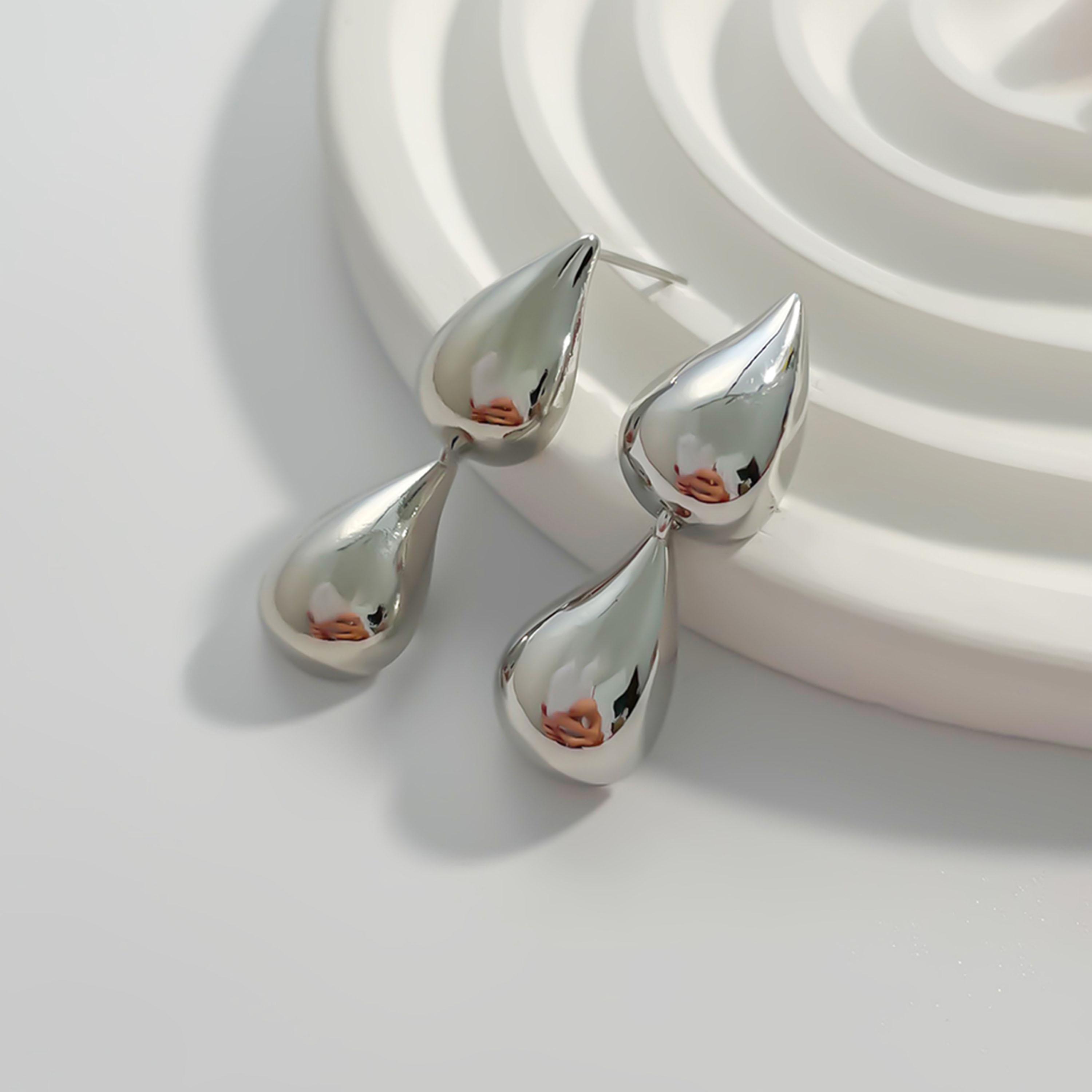 تيك تو - أقراط فضية متدلية على شكل قطرة ماء-women-watchesandjewellery-jewellery-earrings-image-3
