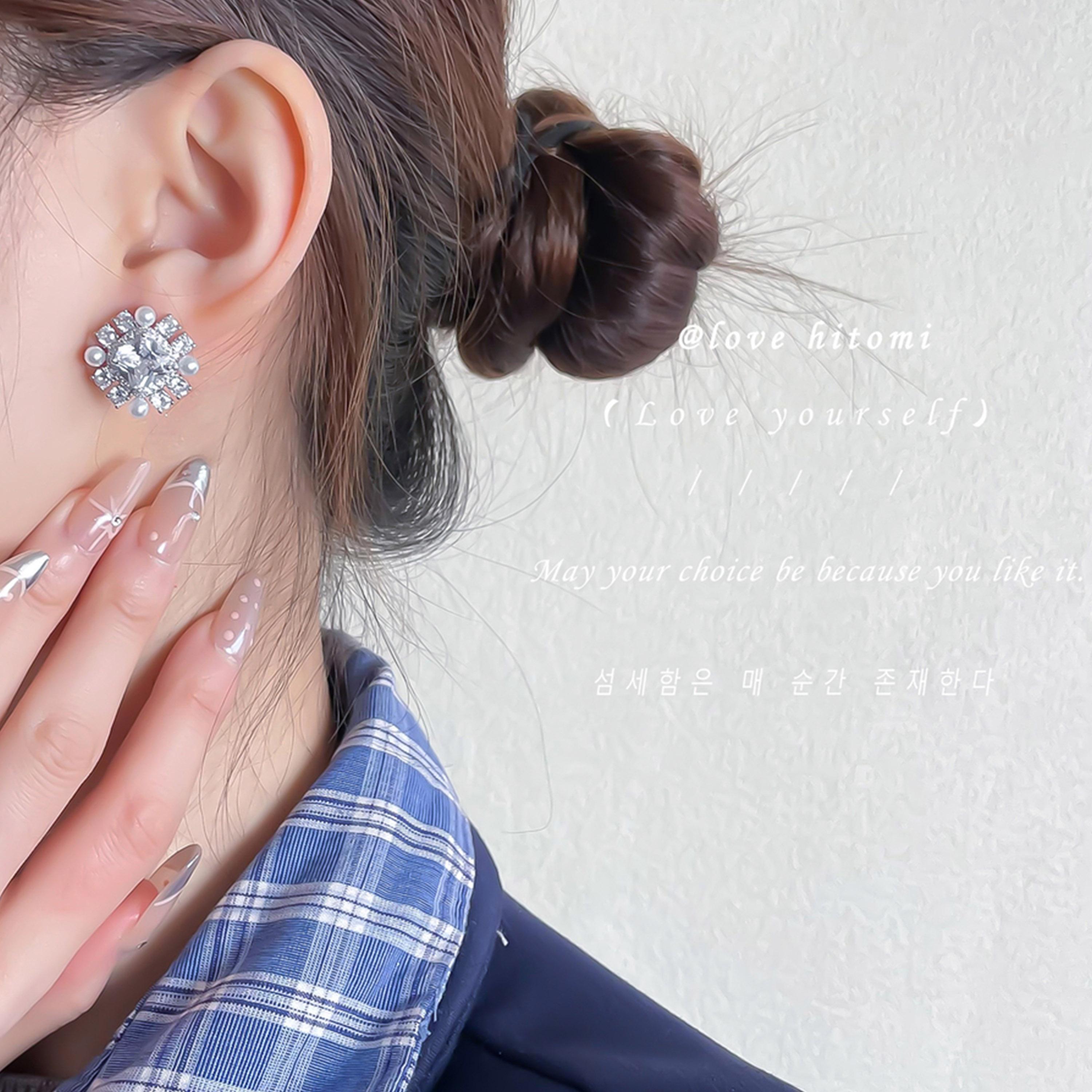 تيك تو - أقراط مربعة الشكل مزينة باللؤلؤ الصناعي-women-watchesandjewellery-jewellery-earrings-image-2