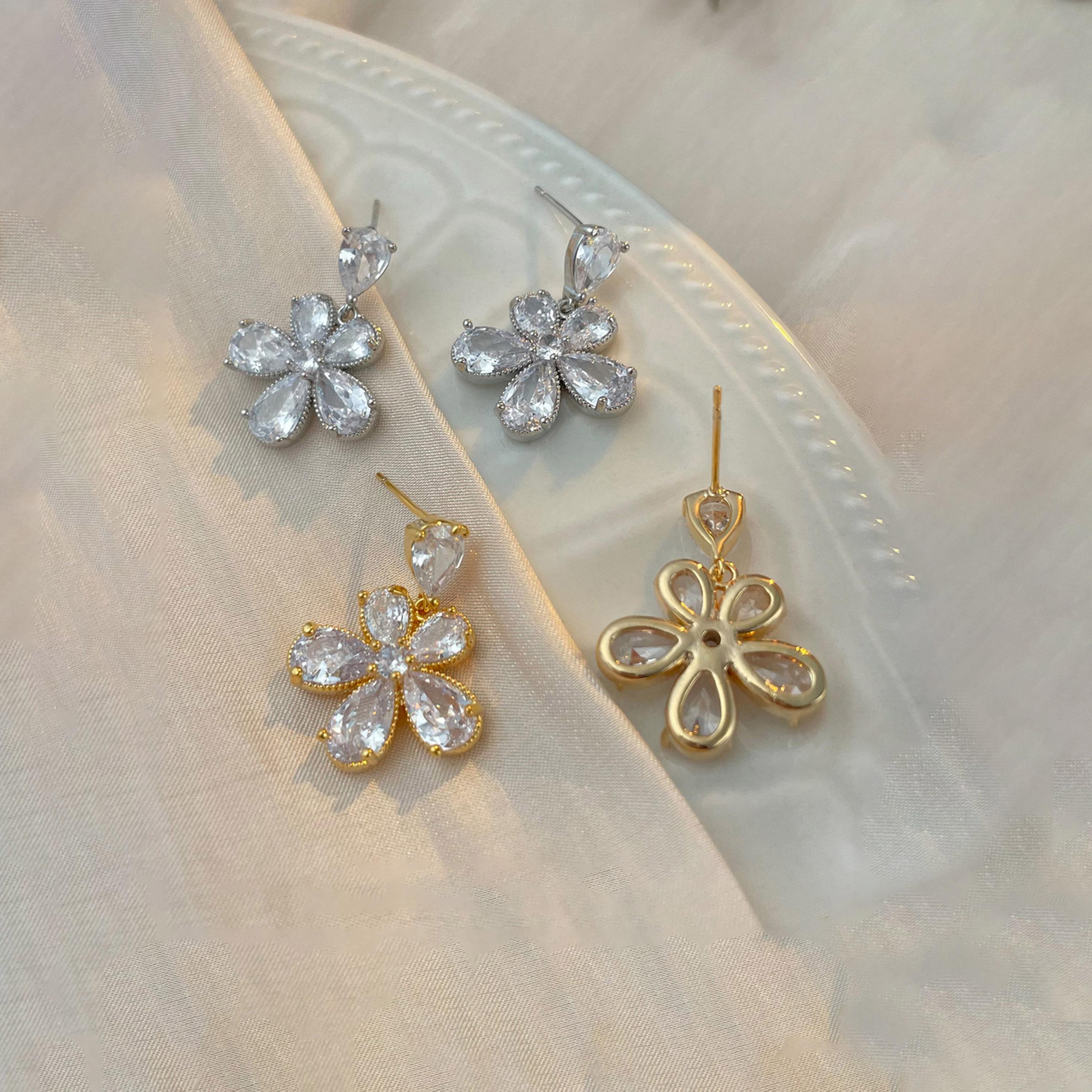 تيك تو - أقراط متدلية مزينة بالزهور-women-watchesandjewellery-jewellery-earrings-image-4