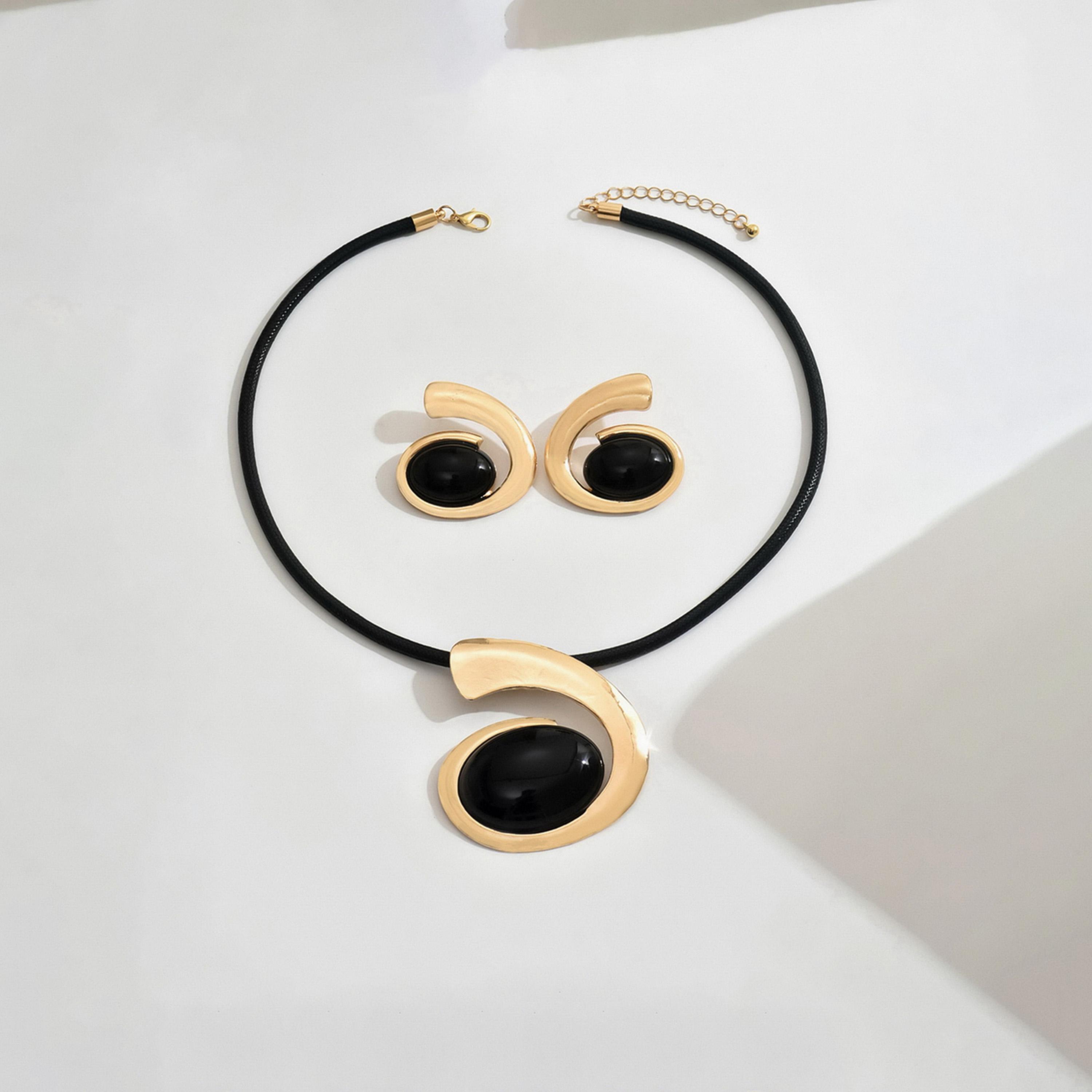 تيك تو - طقم مجوهرات من قلادة وأقراط معدنية على شكل دوامة-women-watchesandjewellery-jewellery-jewellerysets-image-1