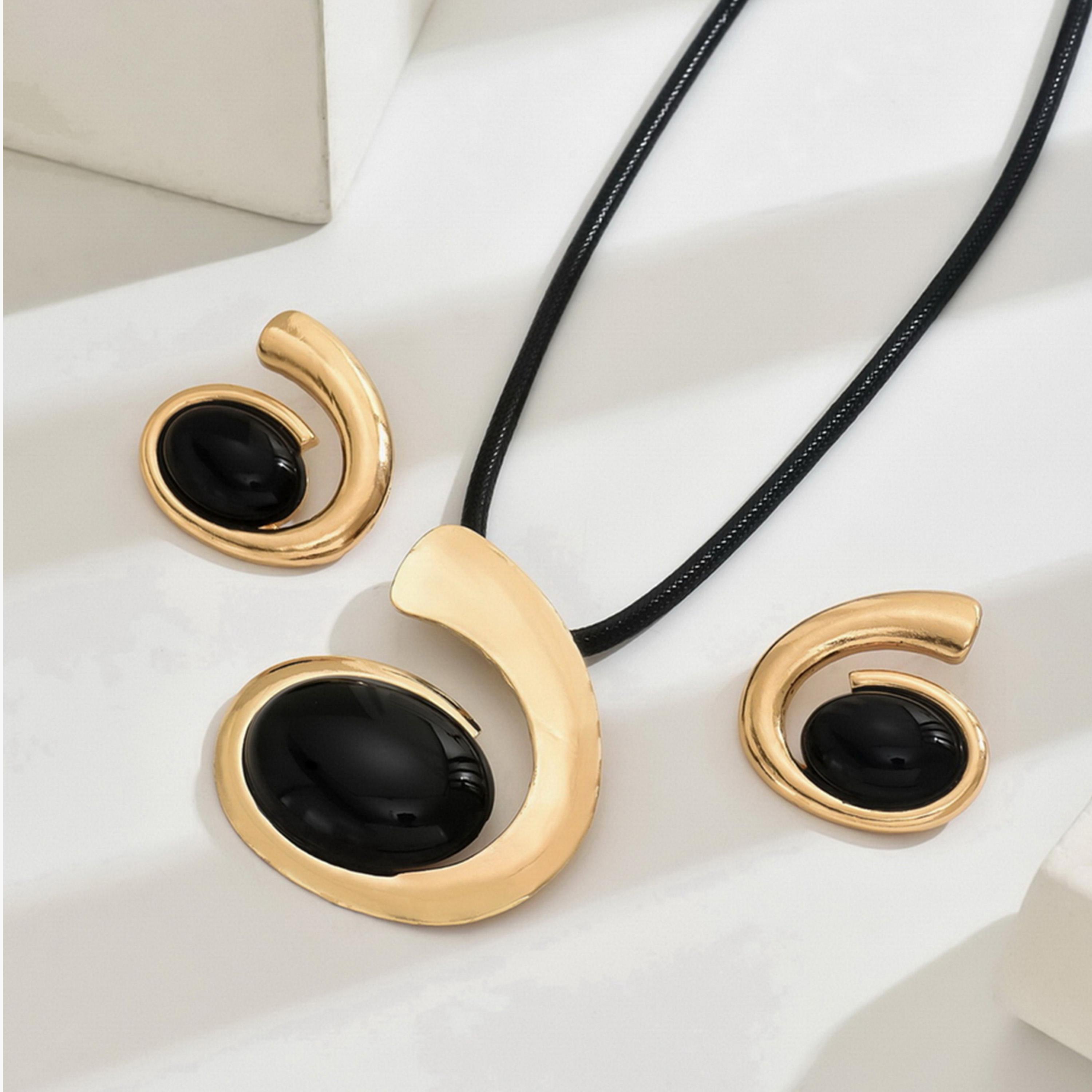 تيك تو - طقم مجوهرات من قلادة وأقراط معدنية على شكل دوامة-women-watchesandjewellery-jewellery-jewellerysets-image-3