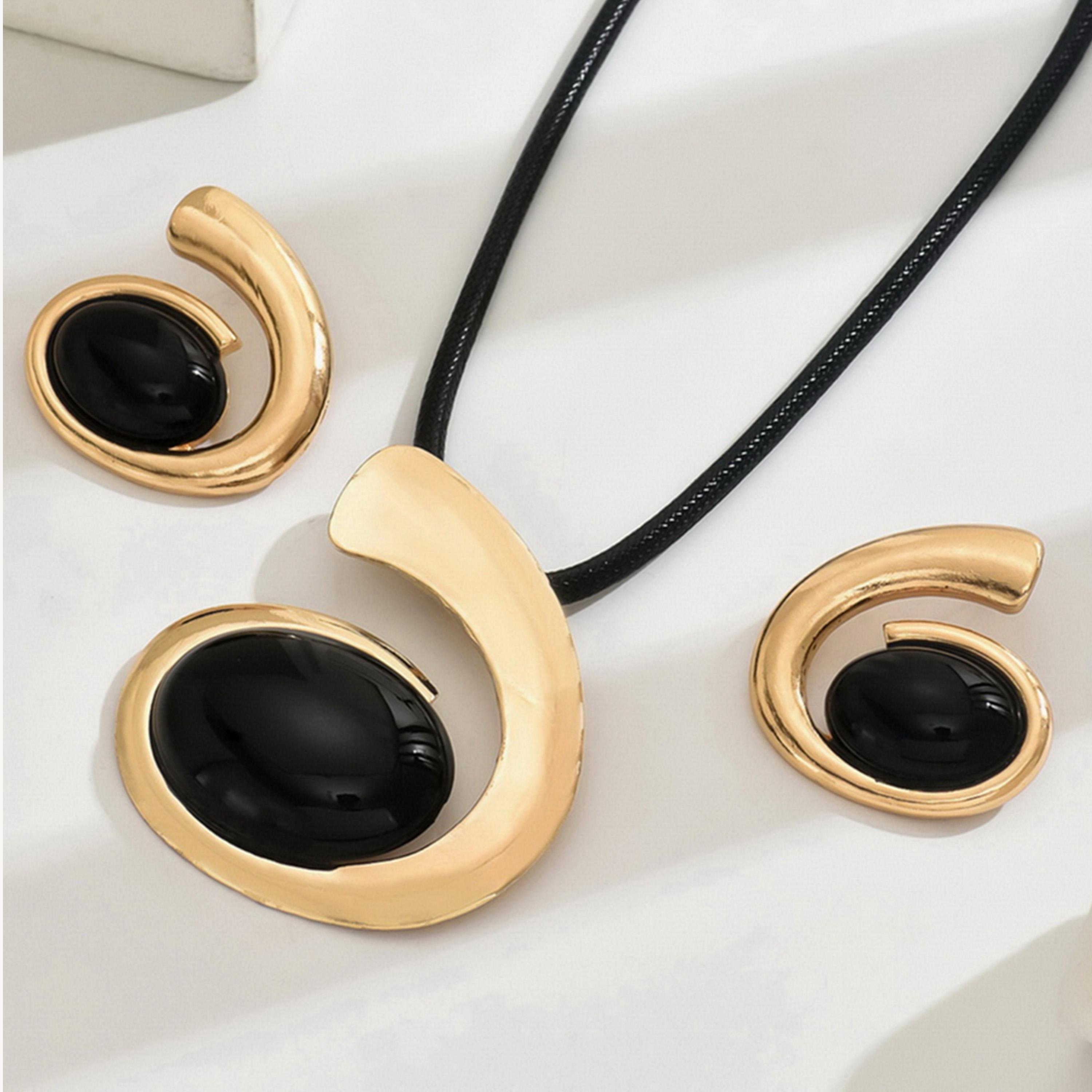 تيك تو - طقم مجوهرات من قلادة وأقراط معدنية على شكل دوامة-women-watchesandjewellery-jewellery-jewellerysets-image-5