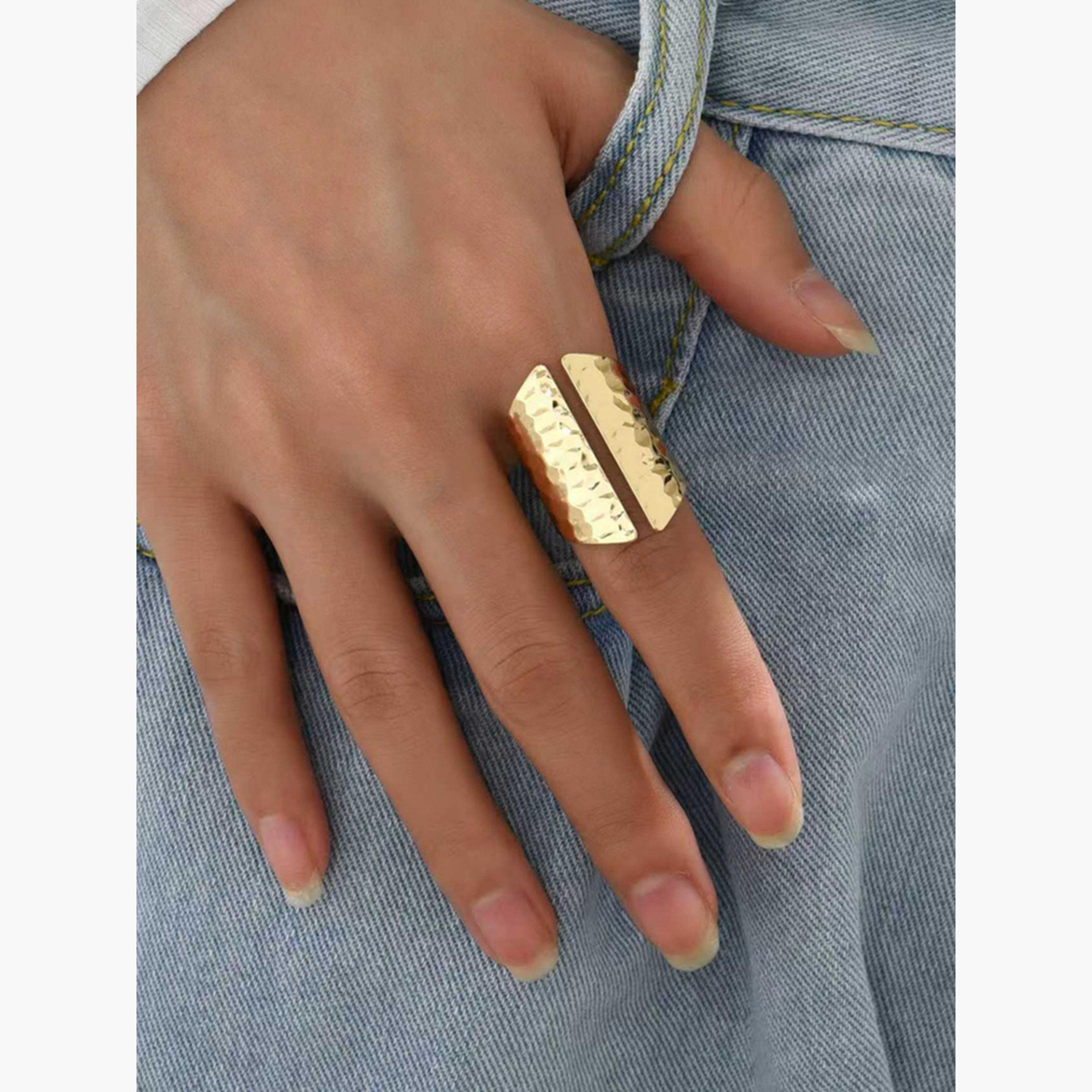 تيك تو - خاتم ذهبي مطروق-women-watchesandjewellery-jewellery-rings-image-3