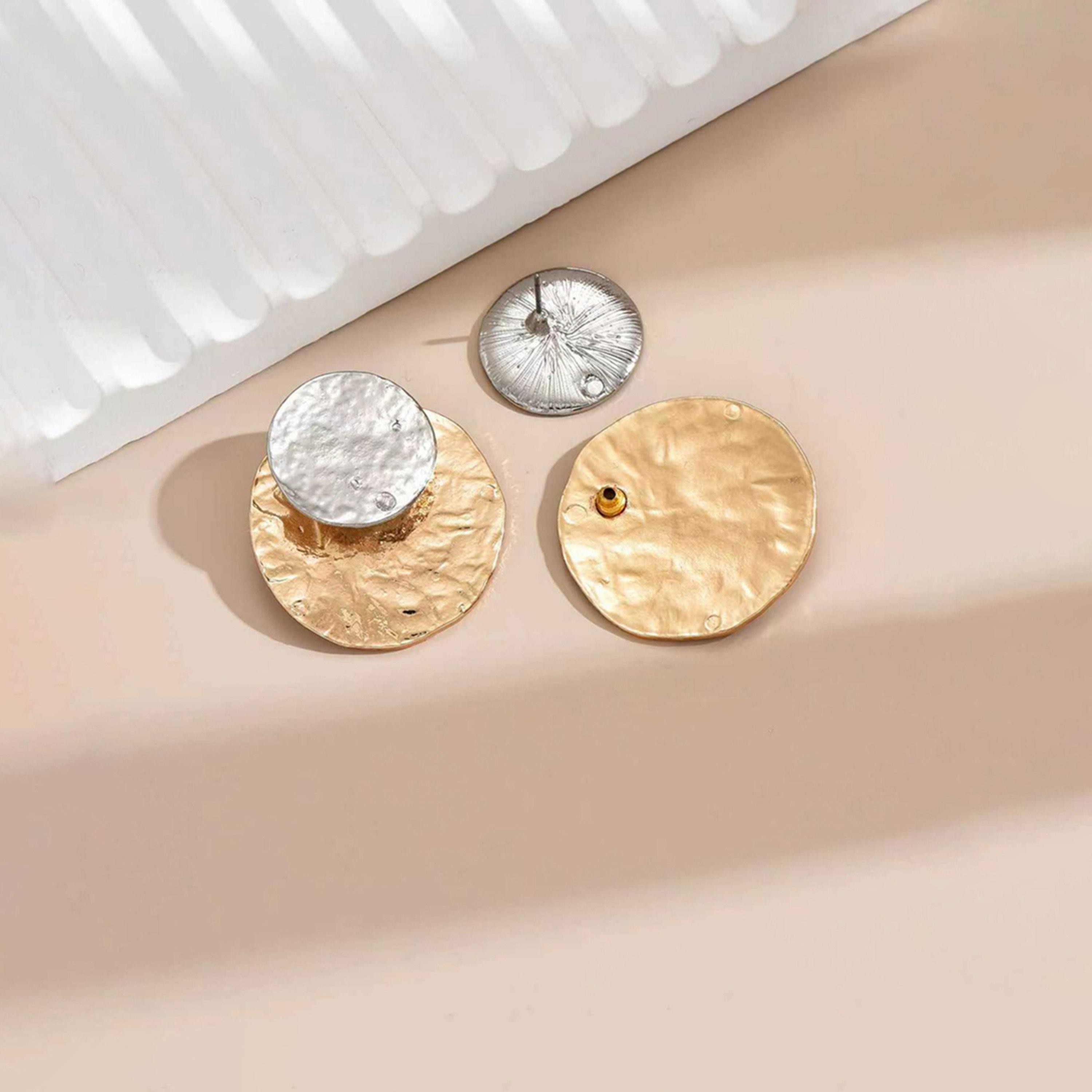 تيك تو - أقراط مطروقة ثنائية اللون-women-watchesandjewellery-jewellery-earrings-image-4