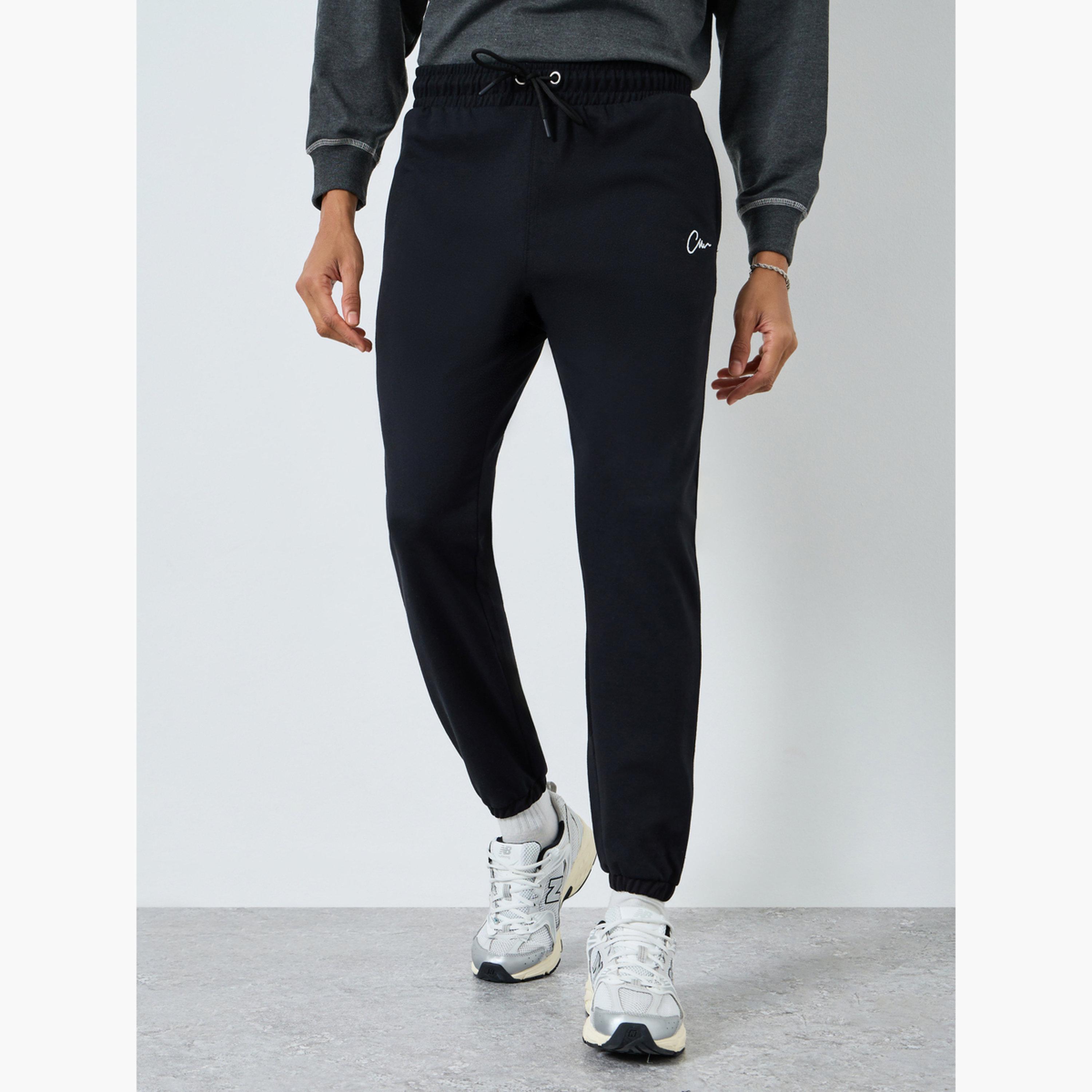 جوغر مطرز بقصة ضيقة-men-clothing-bottoms-joggers-image-1