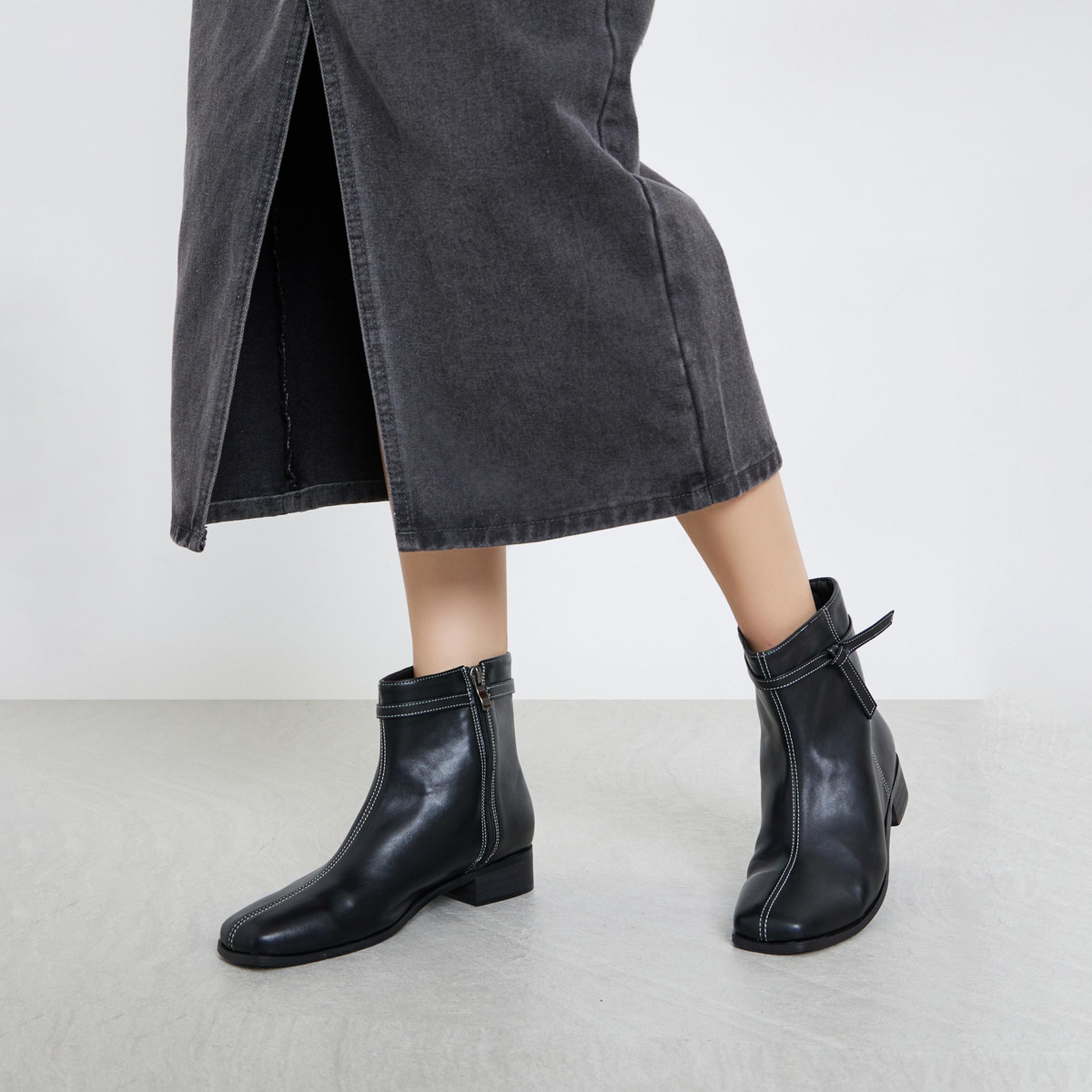 ستايلي - حذاء نسائي أسود بكعب مربع عند الأصابع وتفاصيل عقدة-women-shoes-boots-image-2