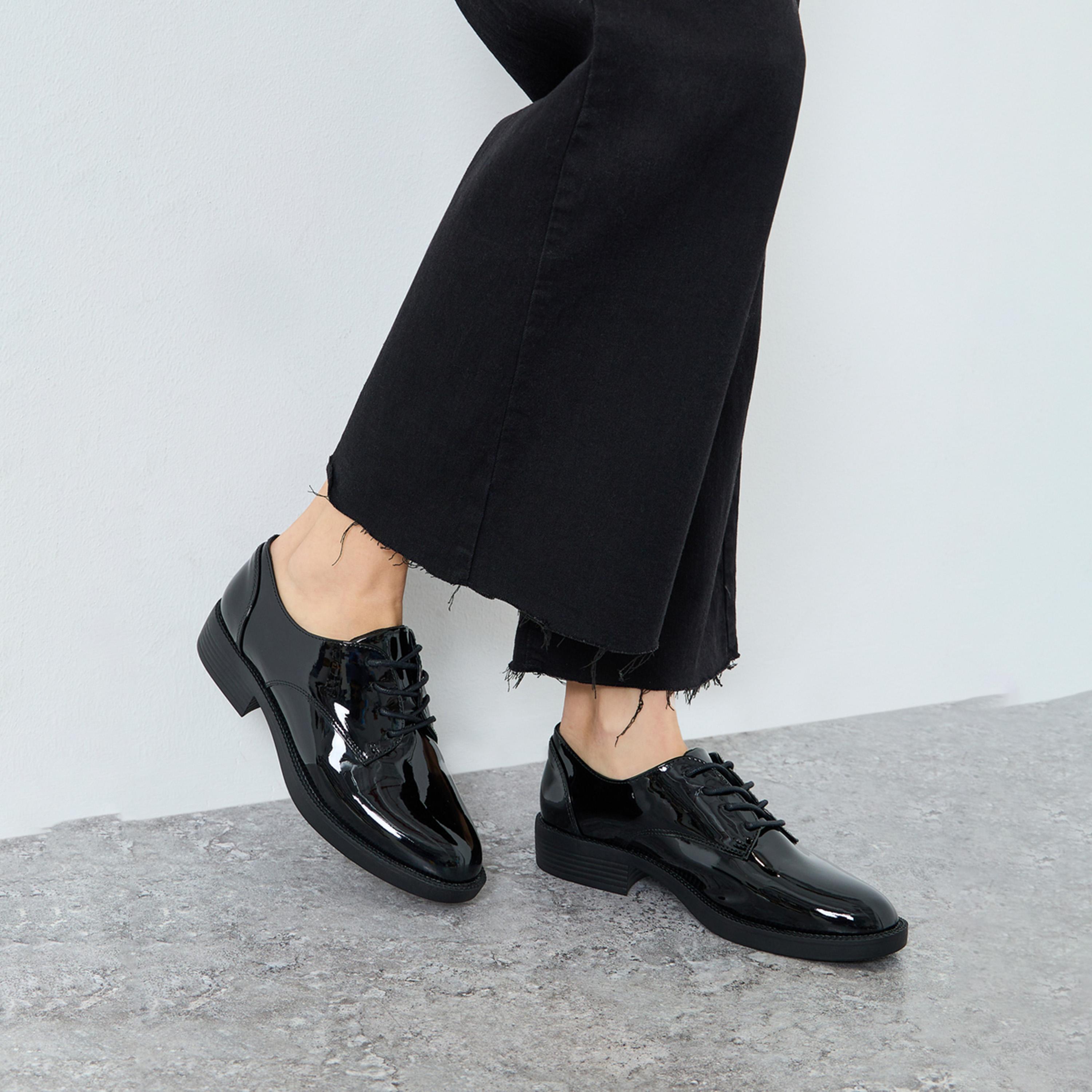 ستايلي - حذاء أكسفورد نسائي أسود من الجلد الصناعي اللامع-women-shoes-flats-loafers-image-2