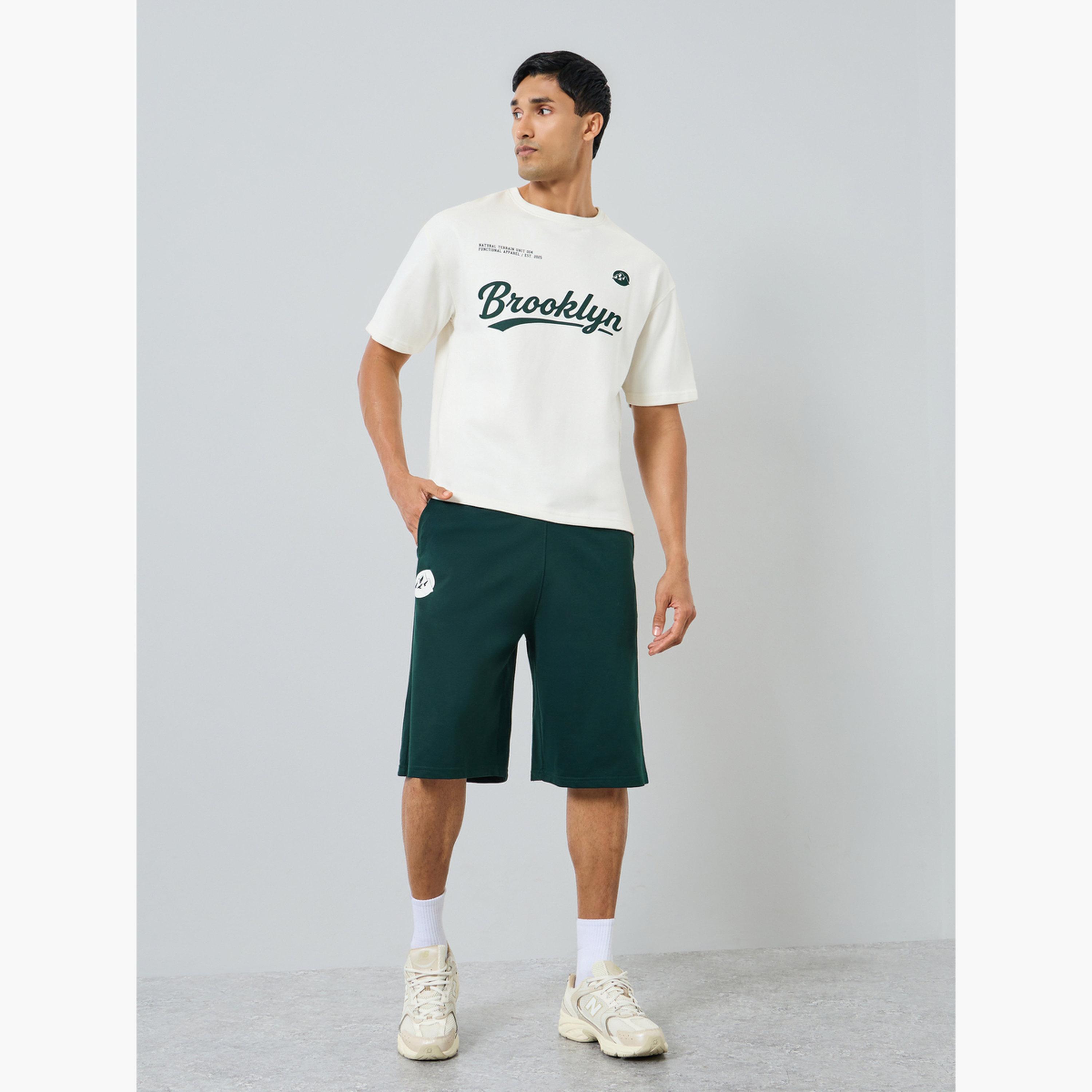 طقم منسق من تيشيرت بطبعة جرافيك وشورت للرجال-men-clothing-coordsets-image-1