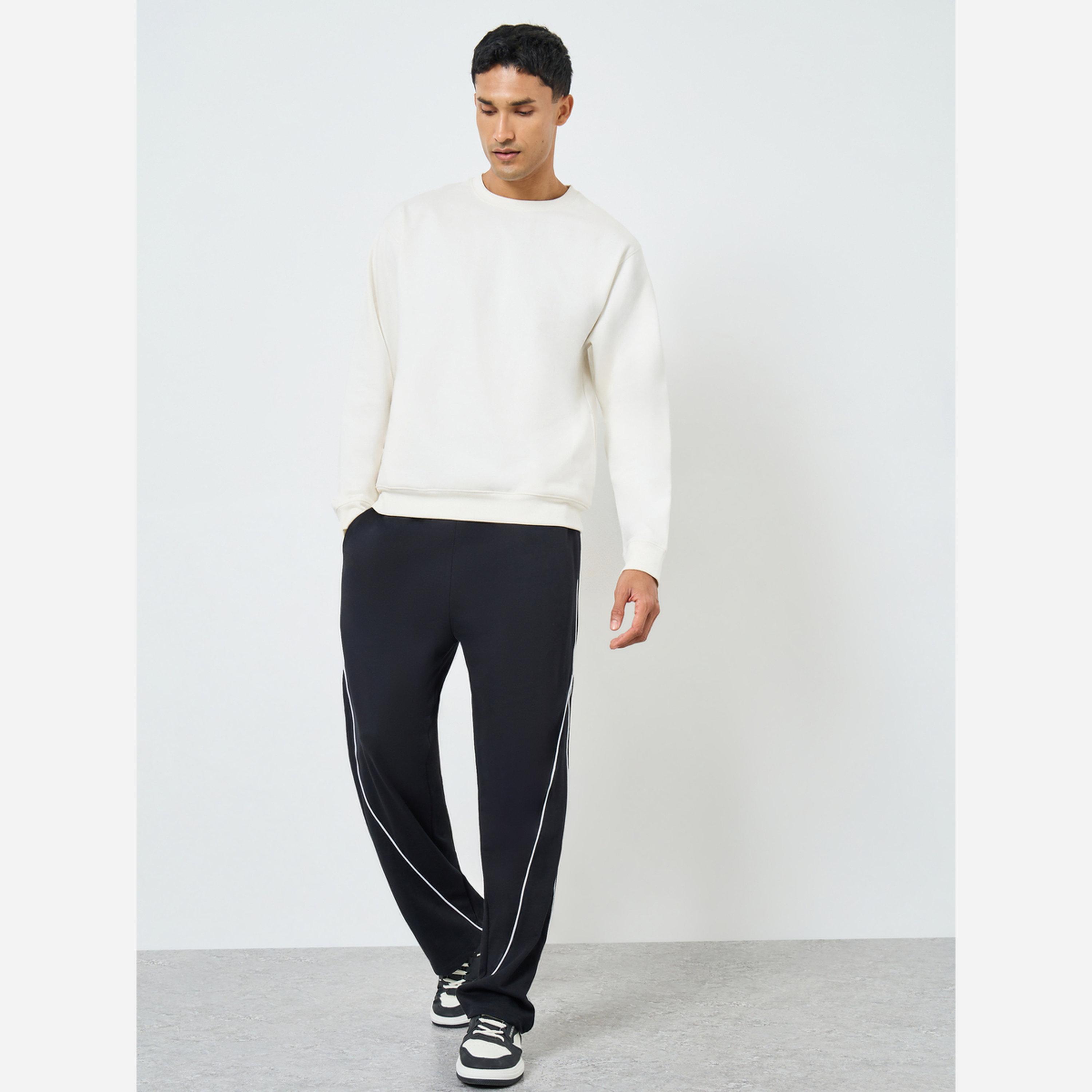 ستايلي - بنطال رياضي رجالي مقاس واسع قماش تيري، مزين بحواف متداخلة وحافة مفتوحة.-men-clothing-bottoms-joggers-image-2